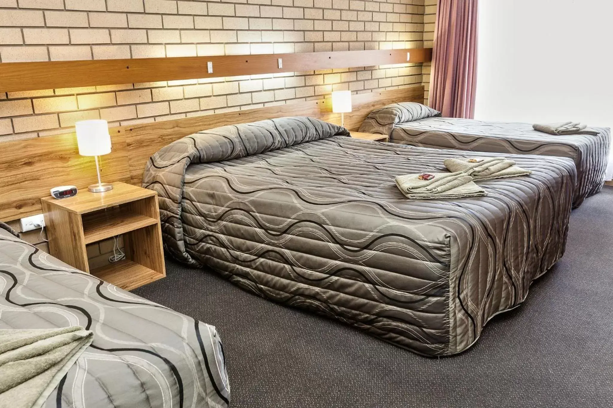 Bed in Holbrook Town Centre Motor Inn