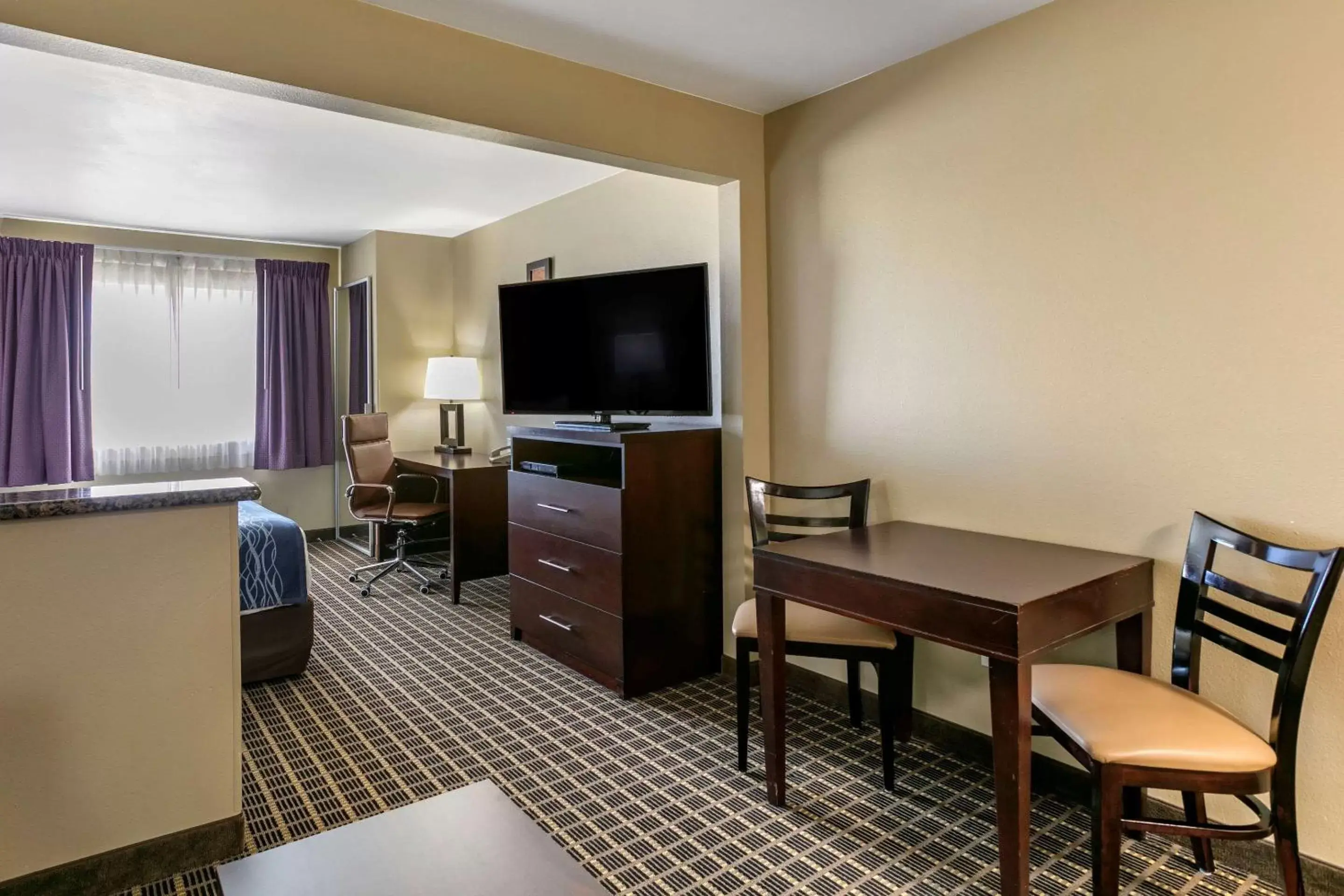 Photo of the whole room, TV/Entertainment Center in Comfort Inn Fort Collins North