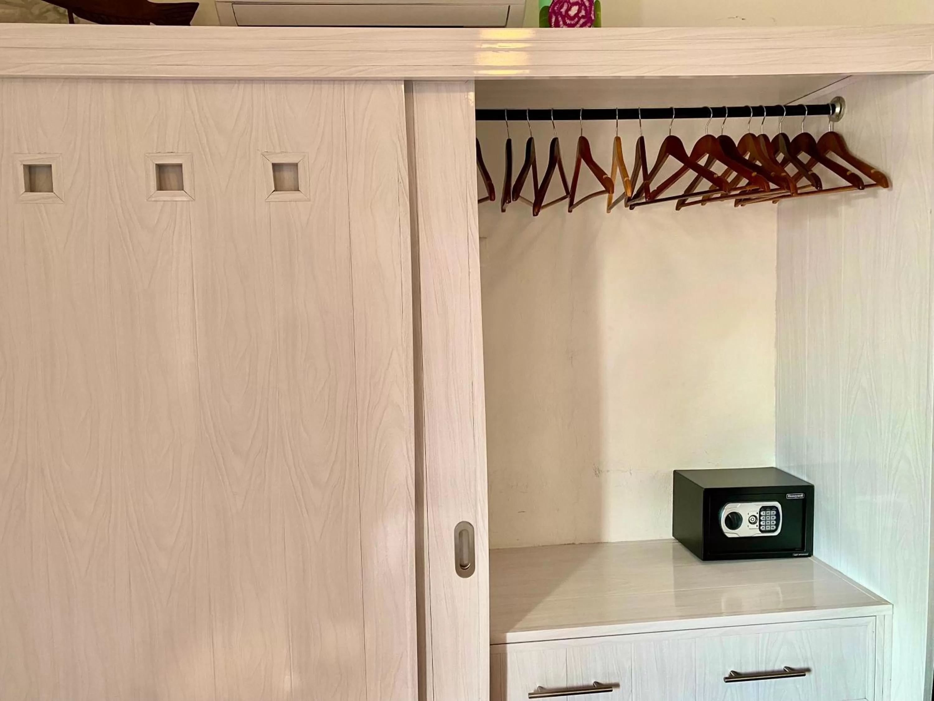 safe, TV/Entertainment Center in Casa María