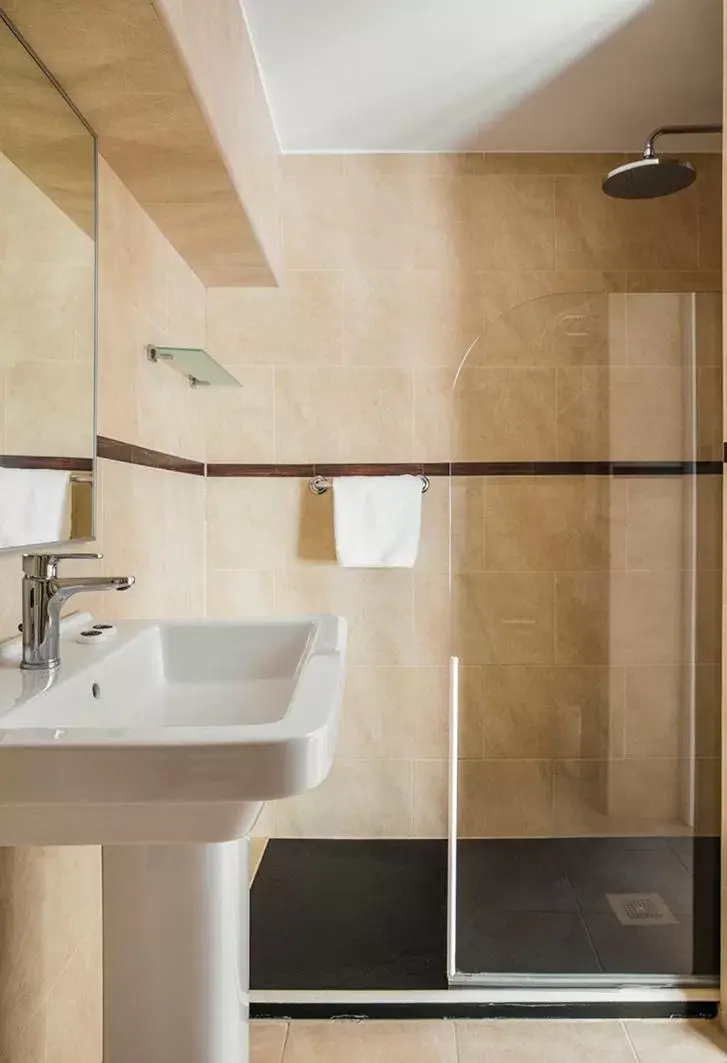 Bathroom in Infanta Isabel by Recordis Hotels
