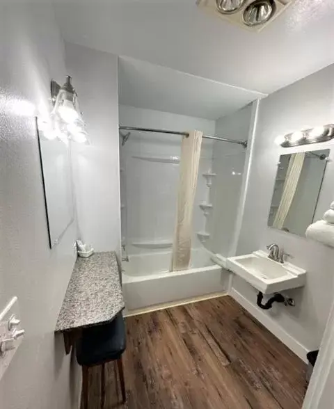 Bathroom in Myrtle Lane Inn