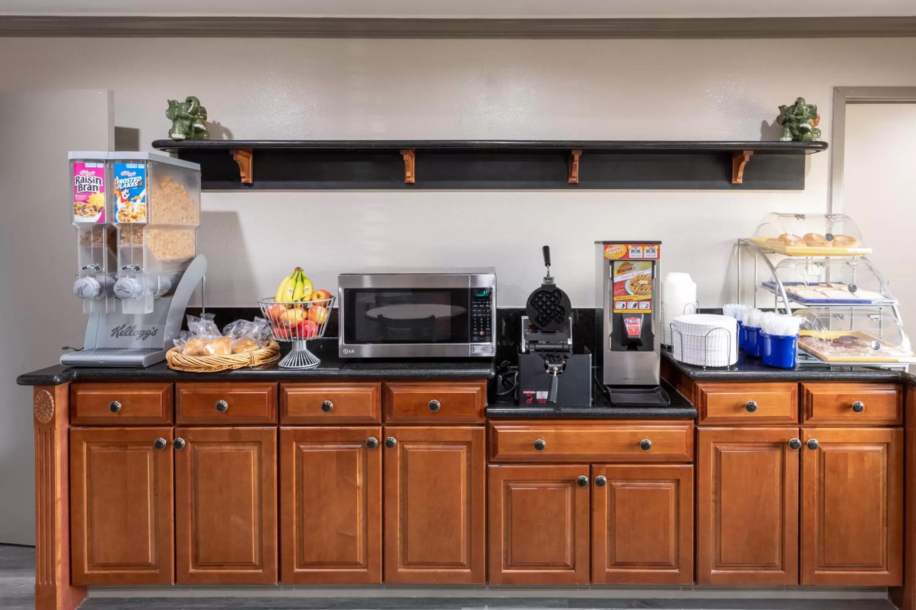 Coffee/tea facilities in Days Inn by Wyndham Baytown TX