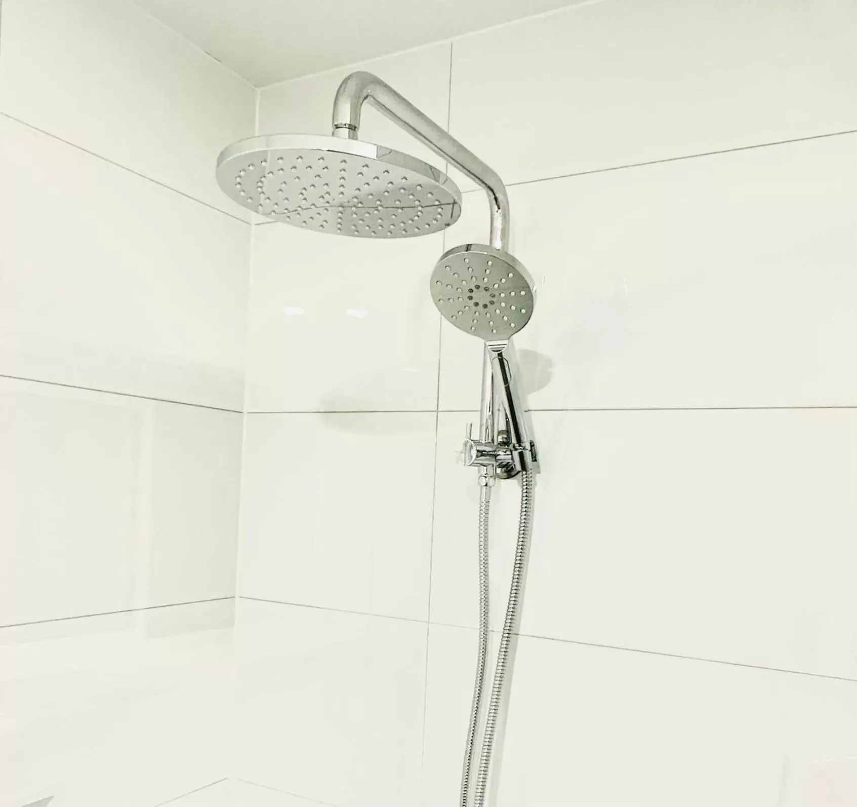 Shower, Bathroom in Auto Lodge Motor Inn