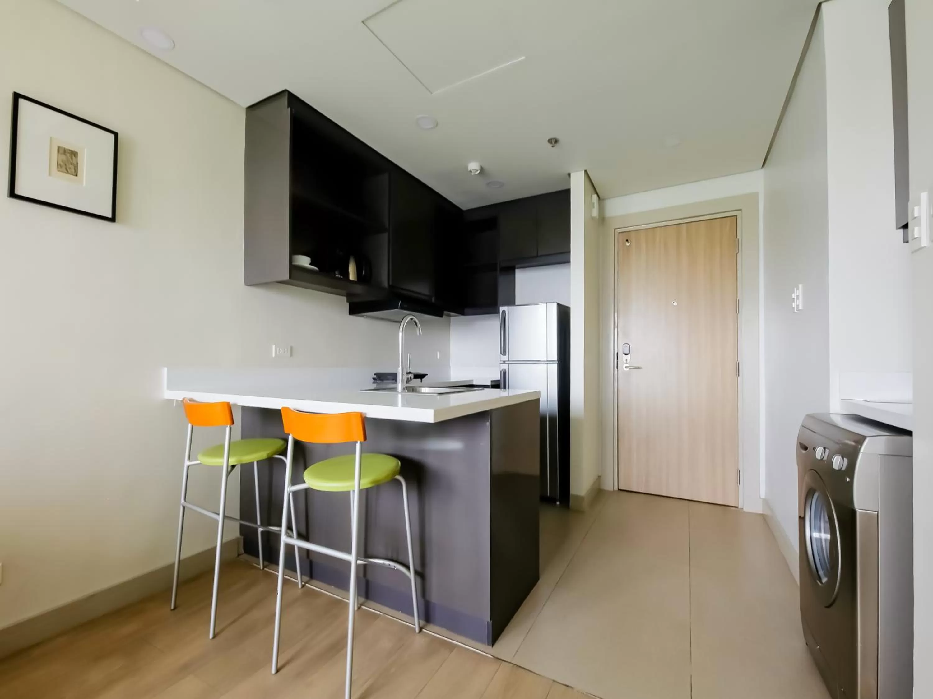 Communal kitchen, Kitchen/Kitchenette in Capital O 804 The Residences at Bonifacio Civic Center