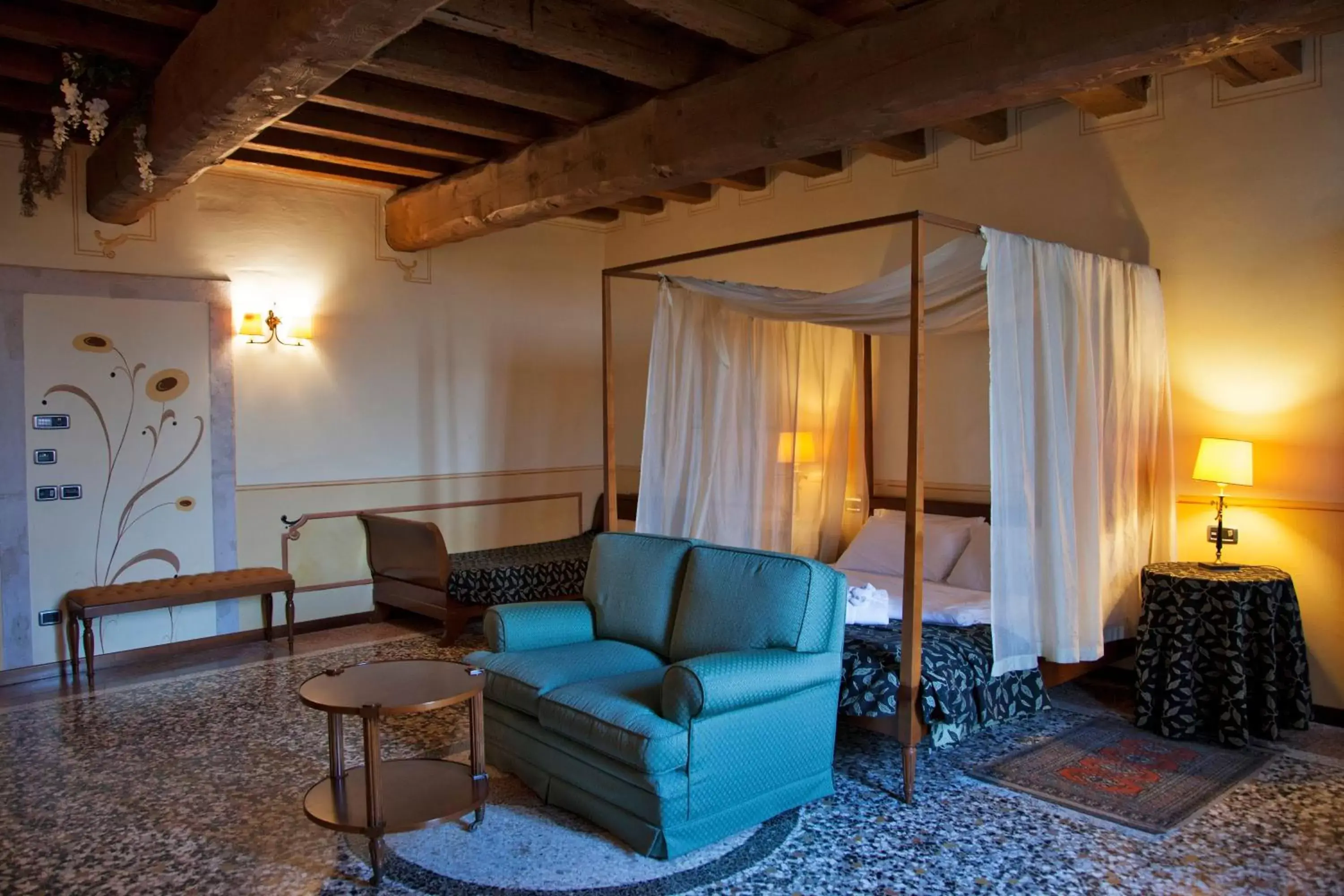 Bedroom, Seating Area in Hotel Villa Policreti