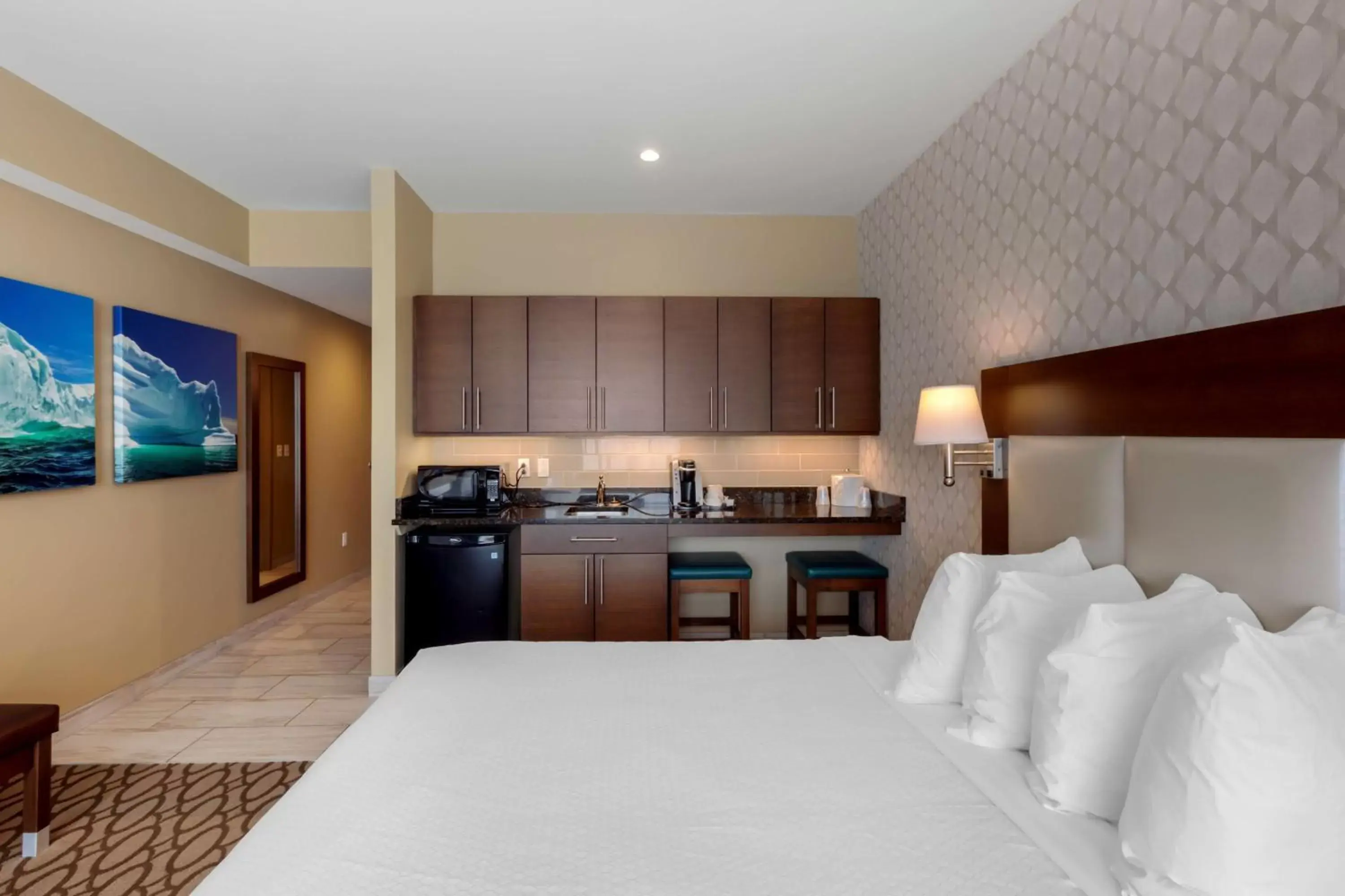Bedroom in Best Western Plus St. John's Airport Hotel and Suites