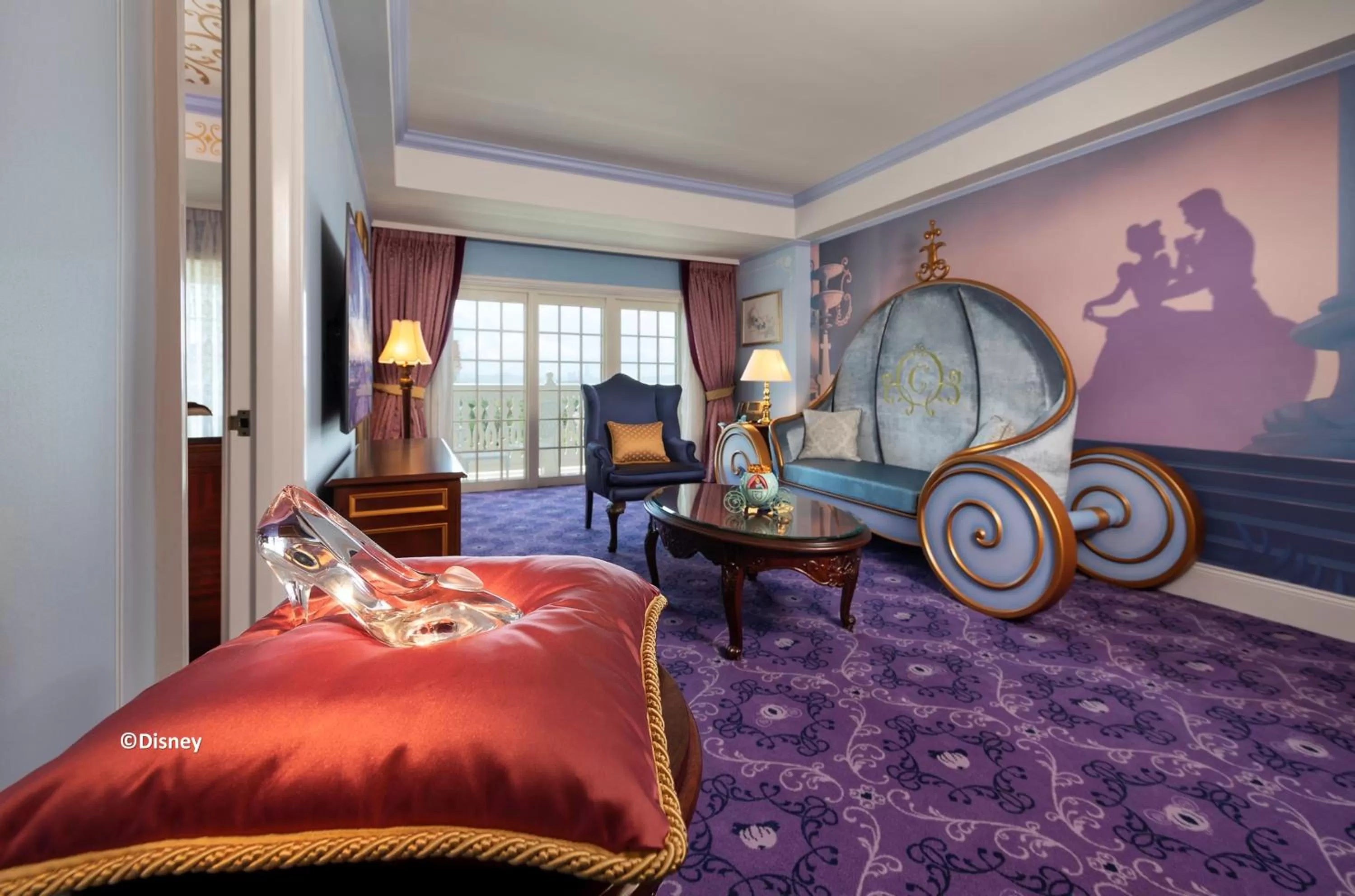 Living room, Bed in Hong Kong Disneyland Hotel