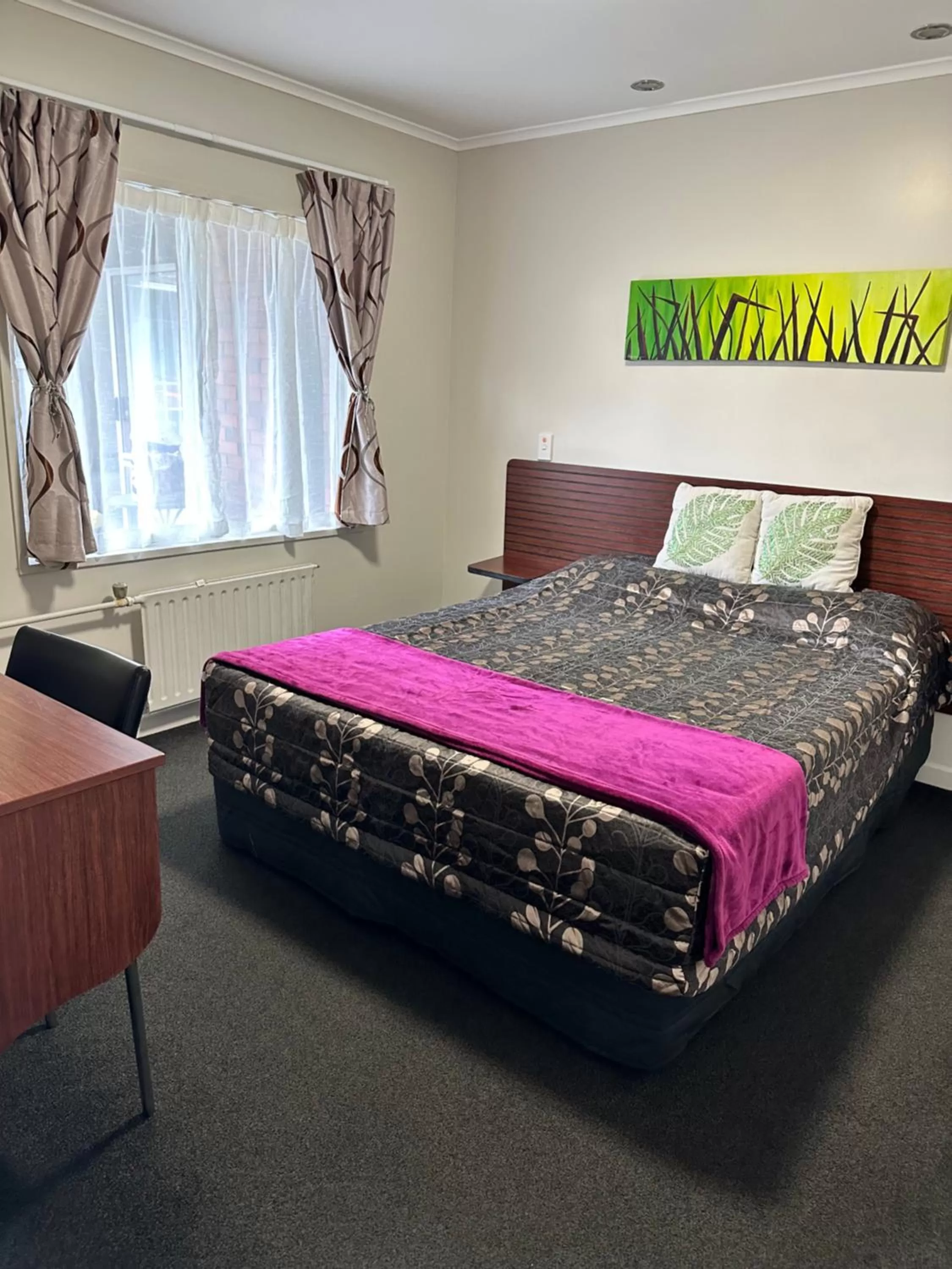 Bedroom, Bed in Red Rock Thermal Motel - Mineral Pool