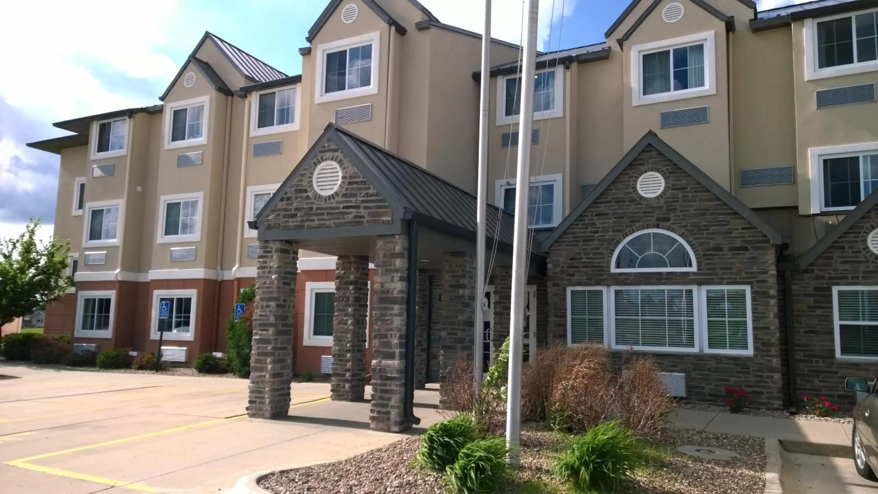 Facade/entrance, Property Building in Marion Inn