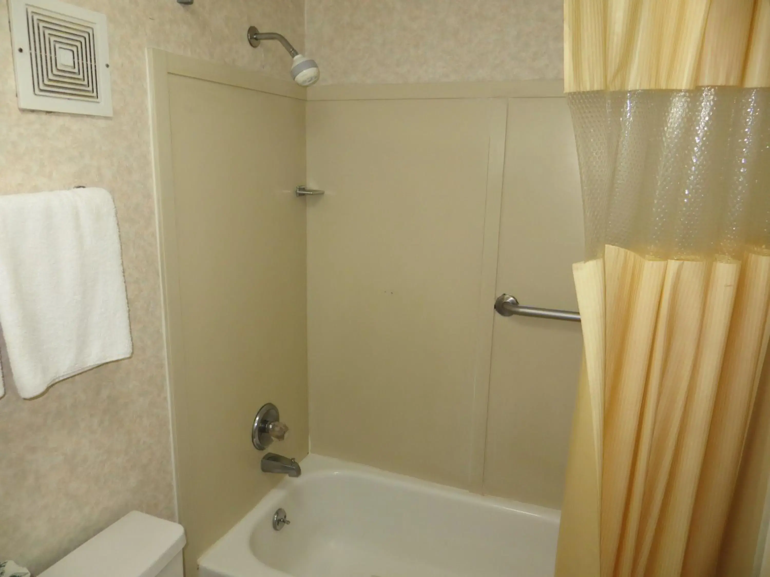 Bathroom in Howard Johnson by Wyndham Commerce GA