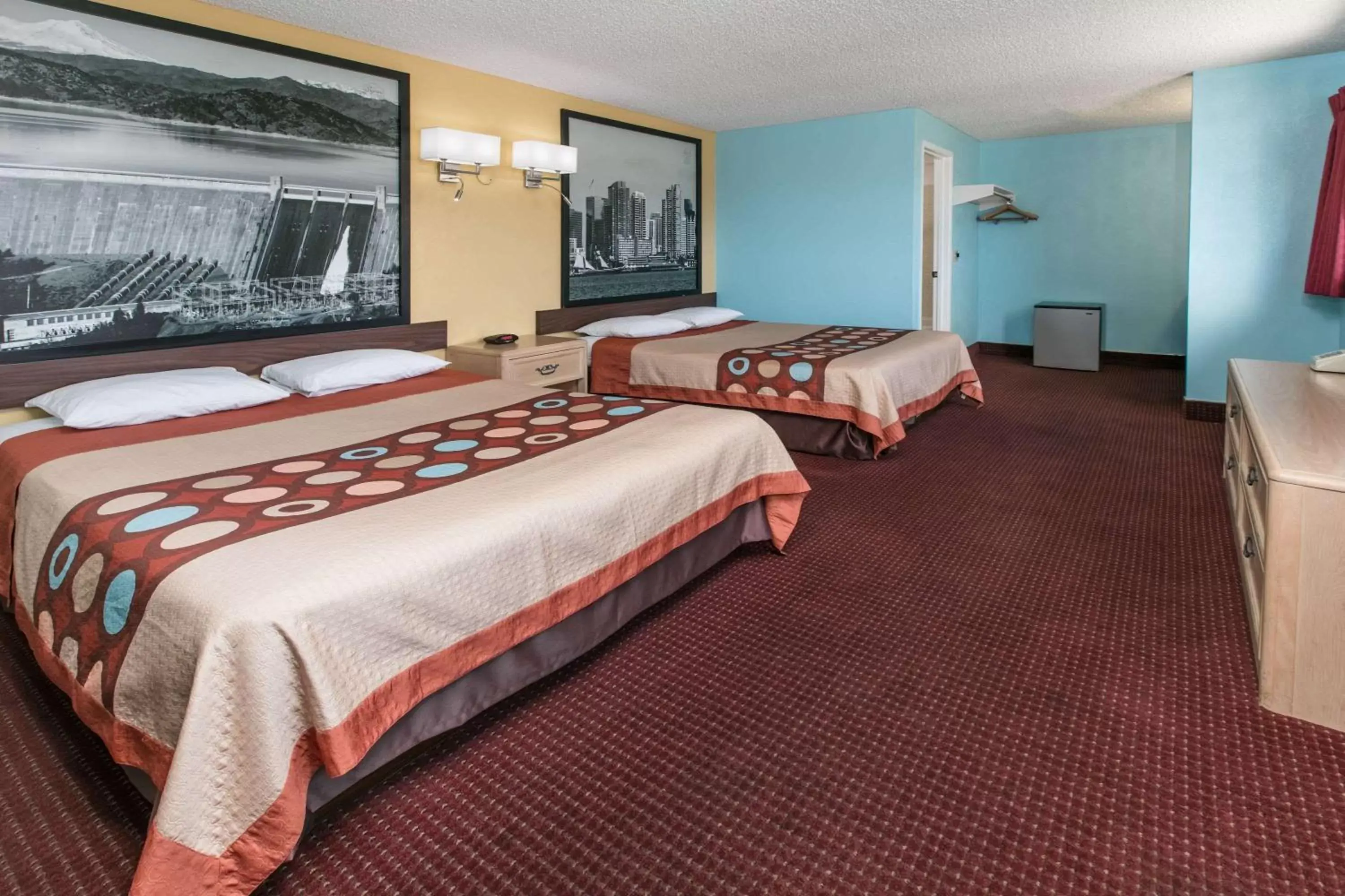 Photo of the whole room, Bed in Super 8 by Wyndham Bishop
