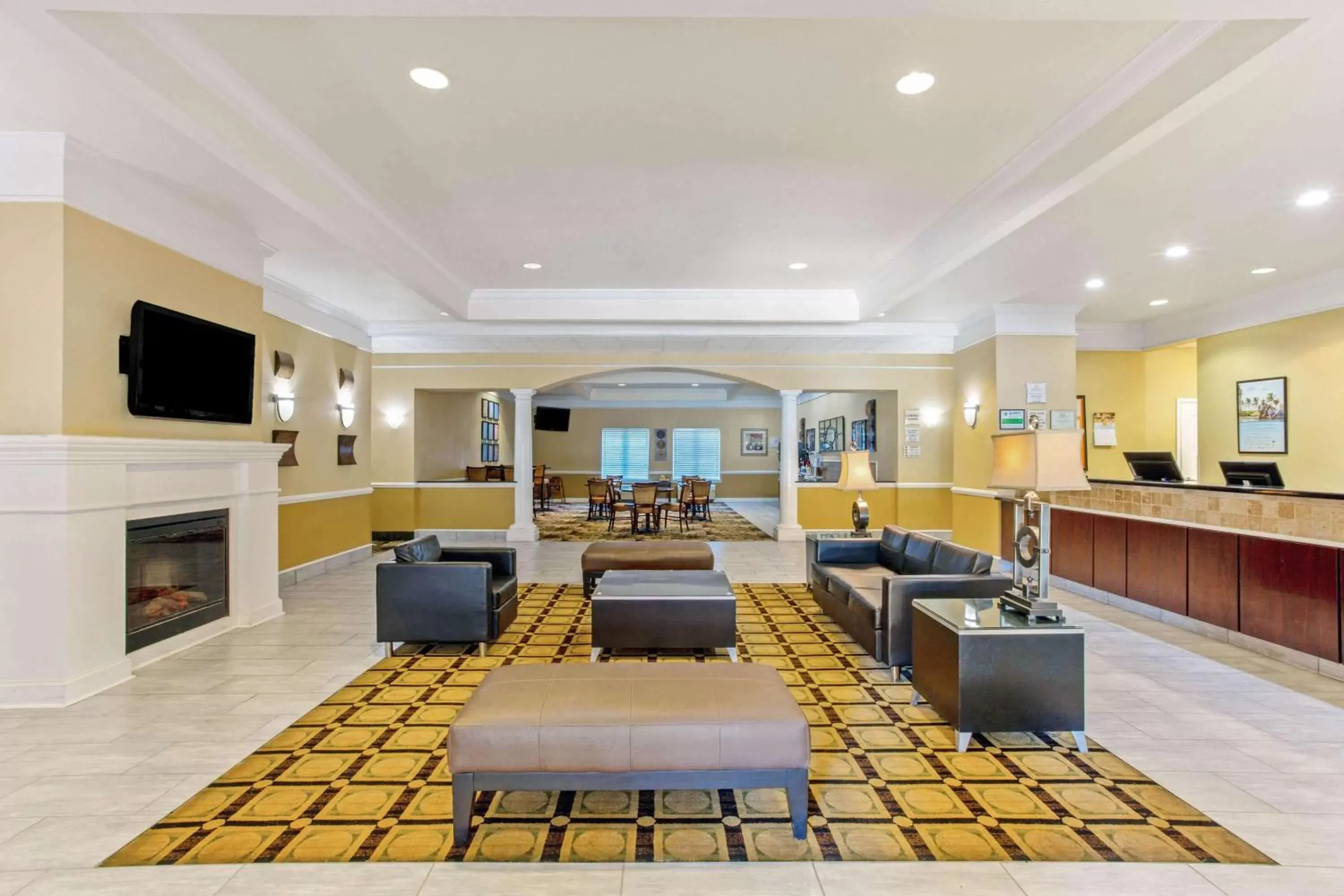 Lobby or reception in La Quinta by Wyndham Mobile - Tillman's Corner