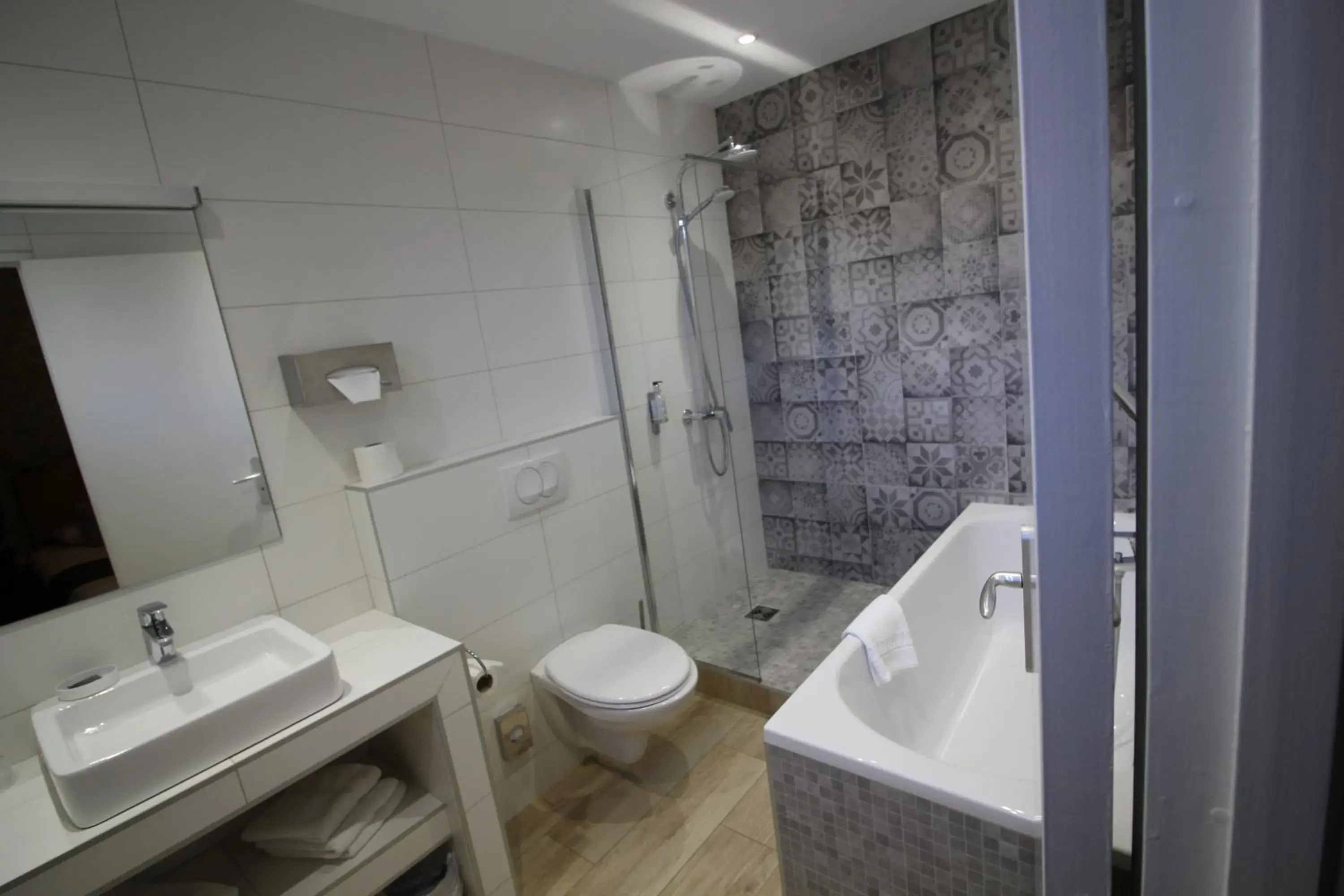 Shower, Bathroom in Hotel l'Aragon