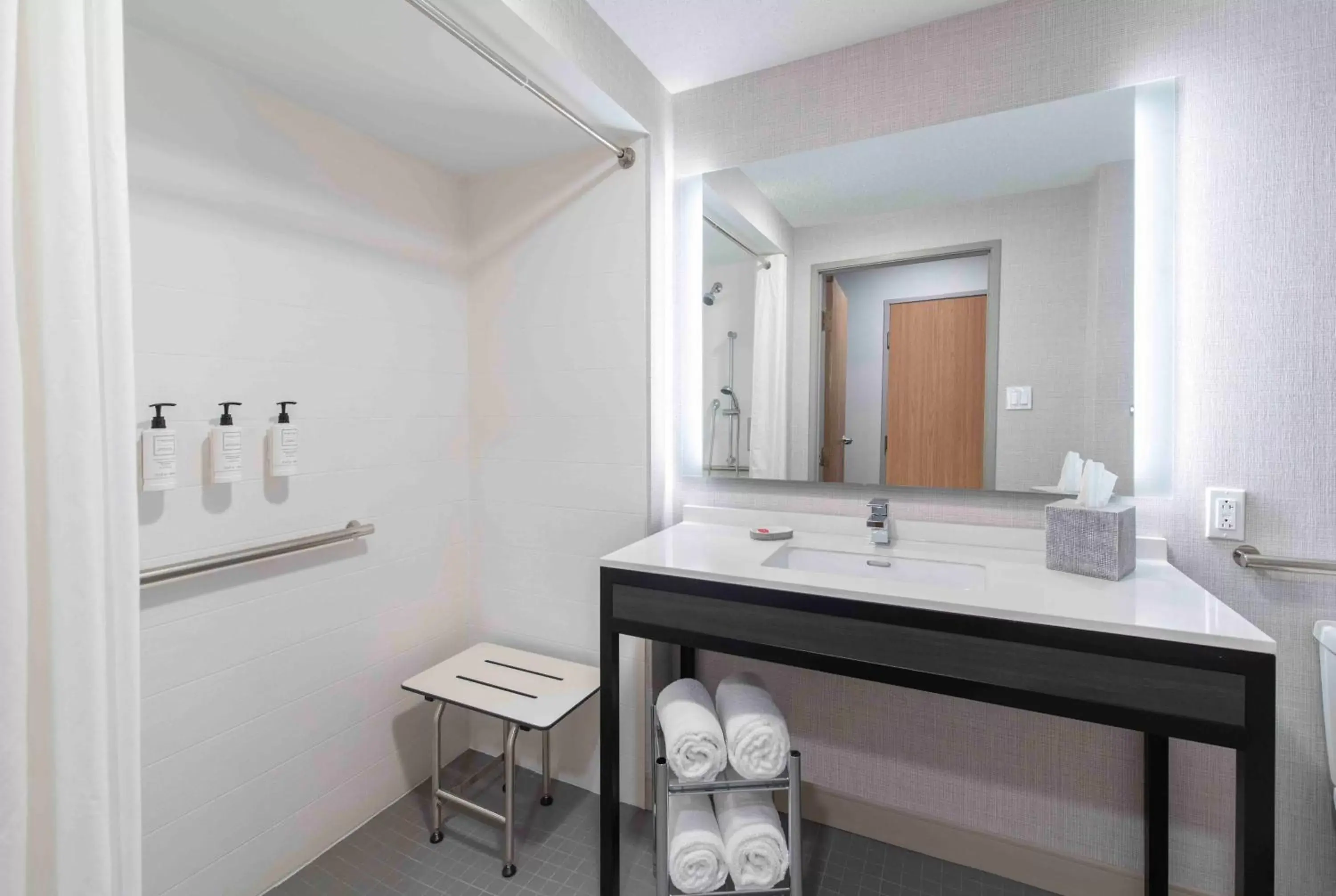 TV and multimedia, Bathroom in La Quinta by Wyndham South Burlington