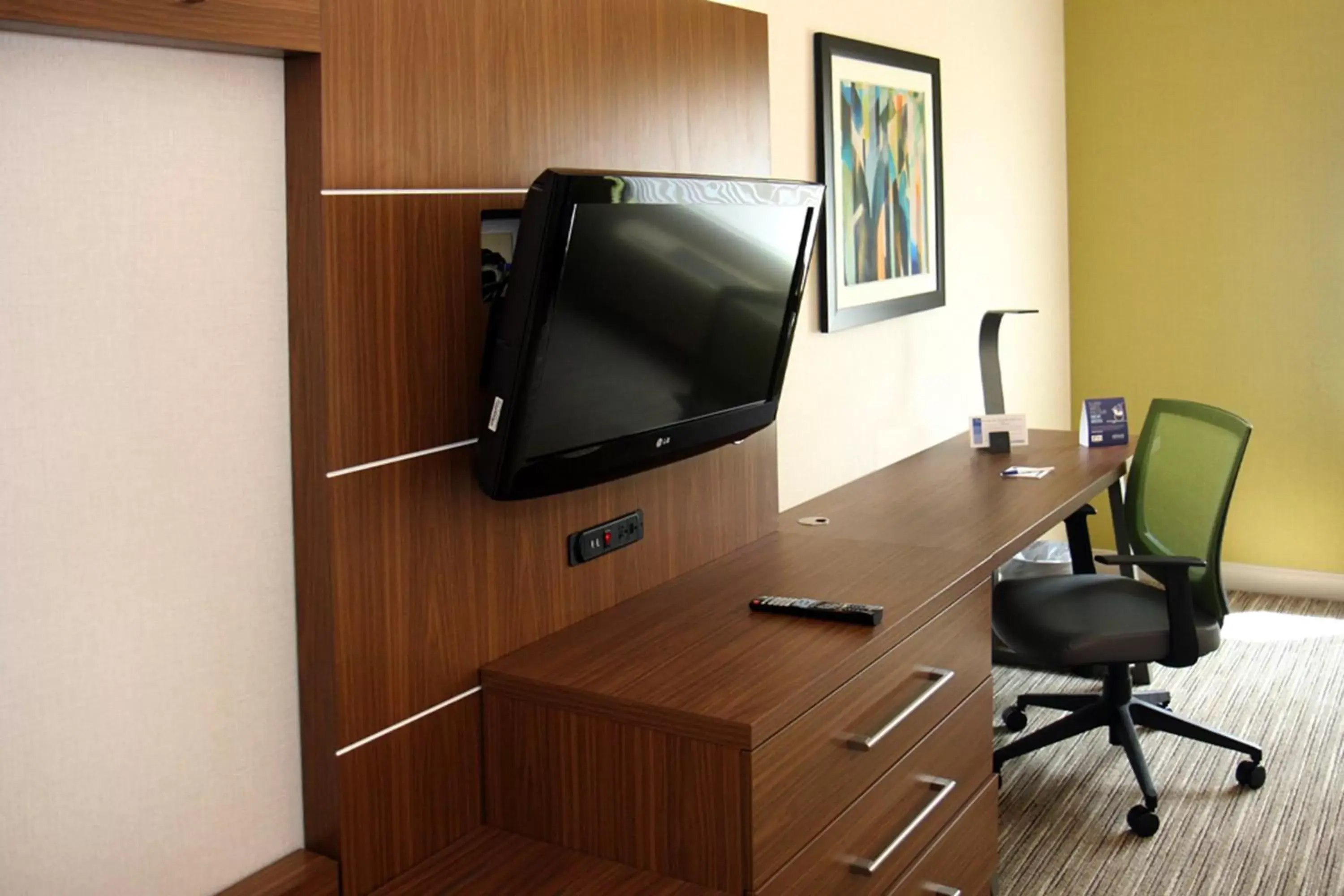 Photo of the whole room, TV/Entertainment Center in Holiday Inn Express Branford-New Haven, an IHG Hotel