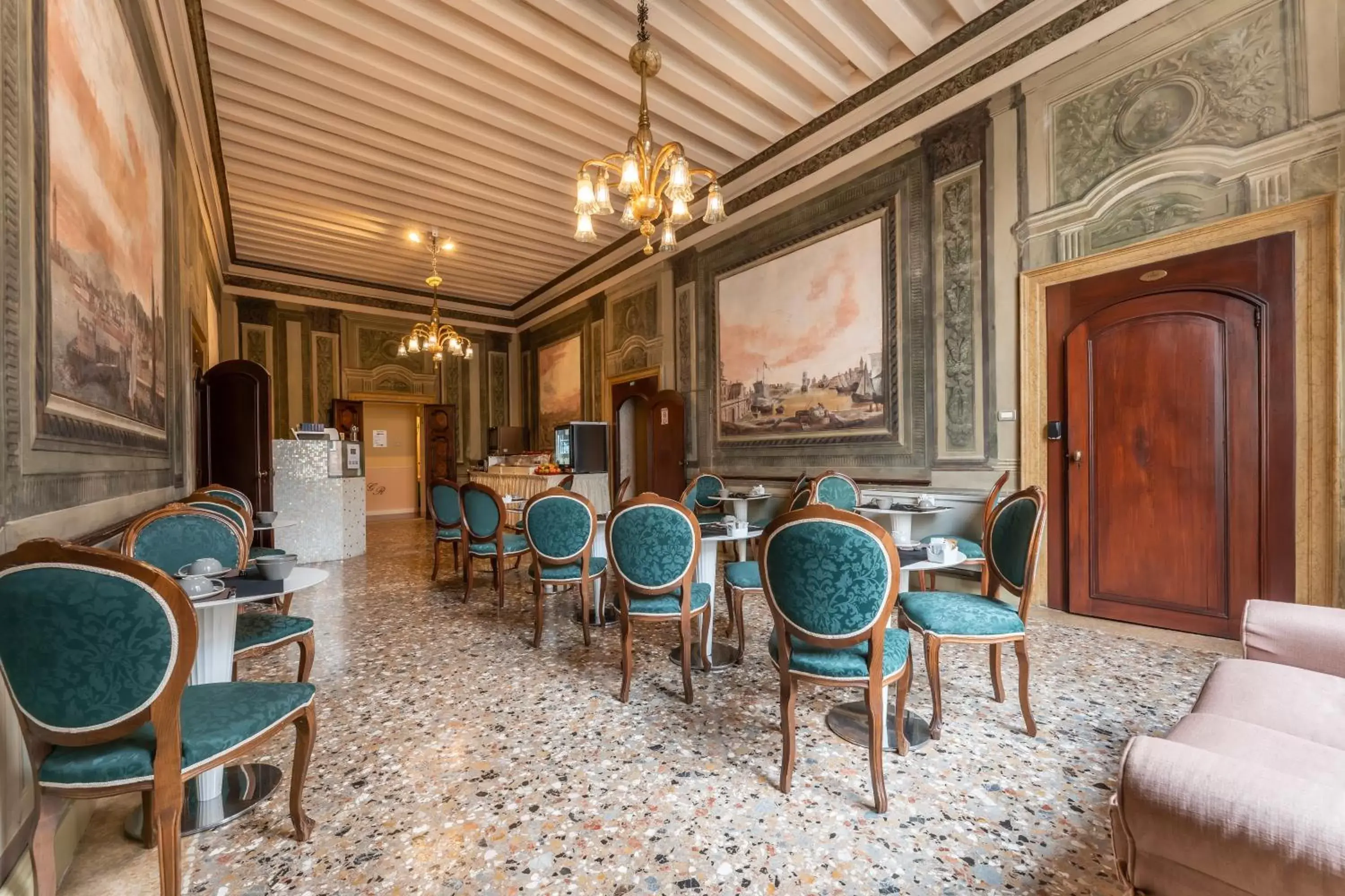 Lounge or bar in Sogno di Giulietta e Romeo Lounge or bar in Sogno di Giulietta e Romeo