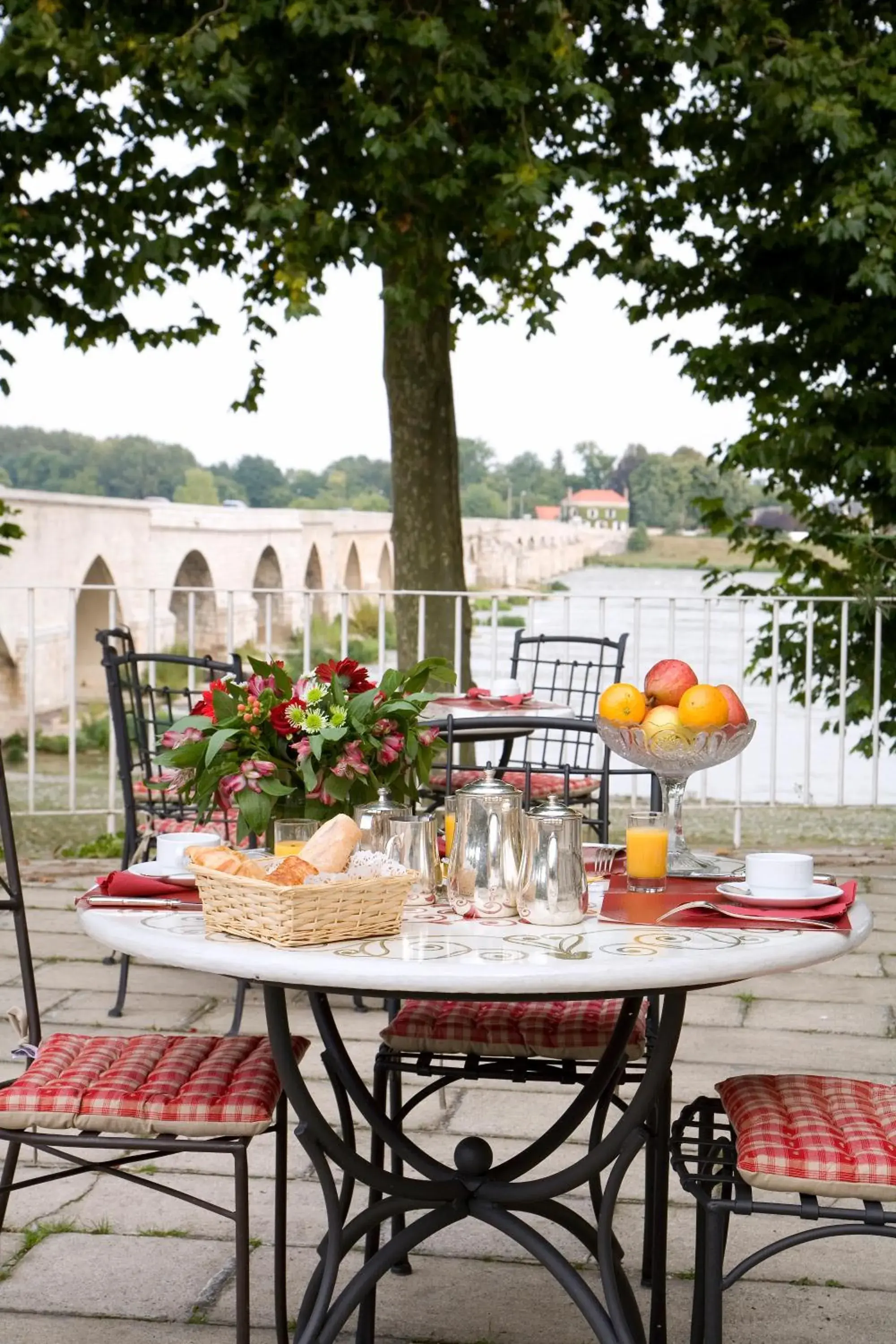 Restaurant/places to eat in Grand Hôtel de l'Abbaye