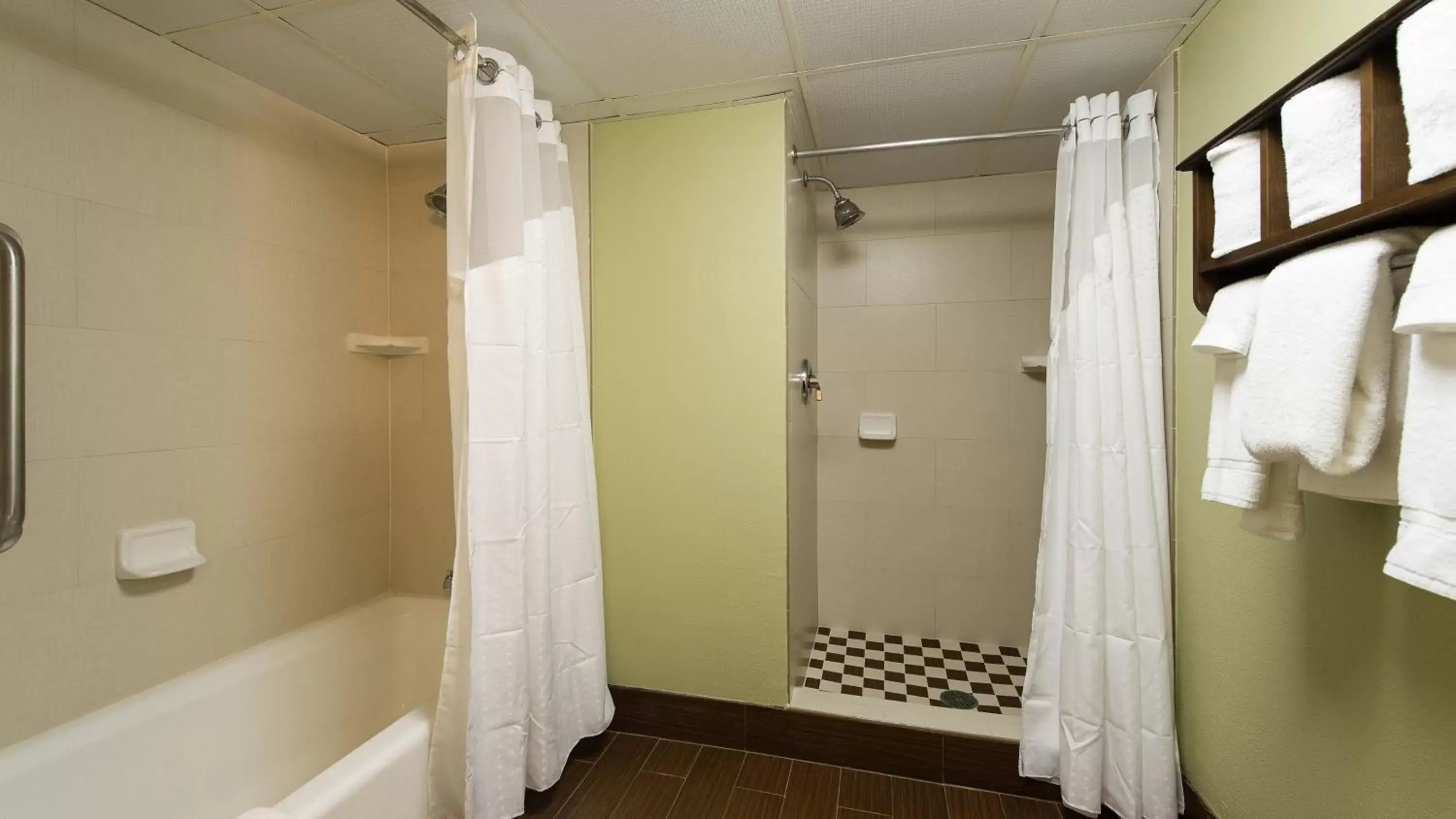 Bedroom, Bathroom in Holiday Inn Wilmington-Market Street, an IHG Hotel