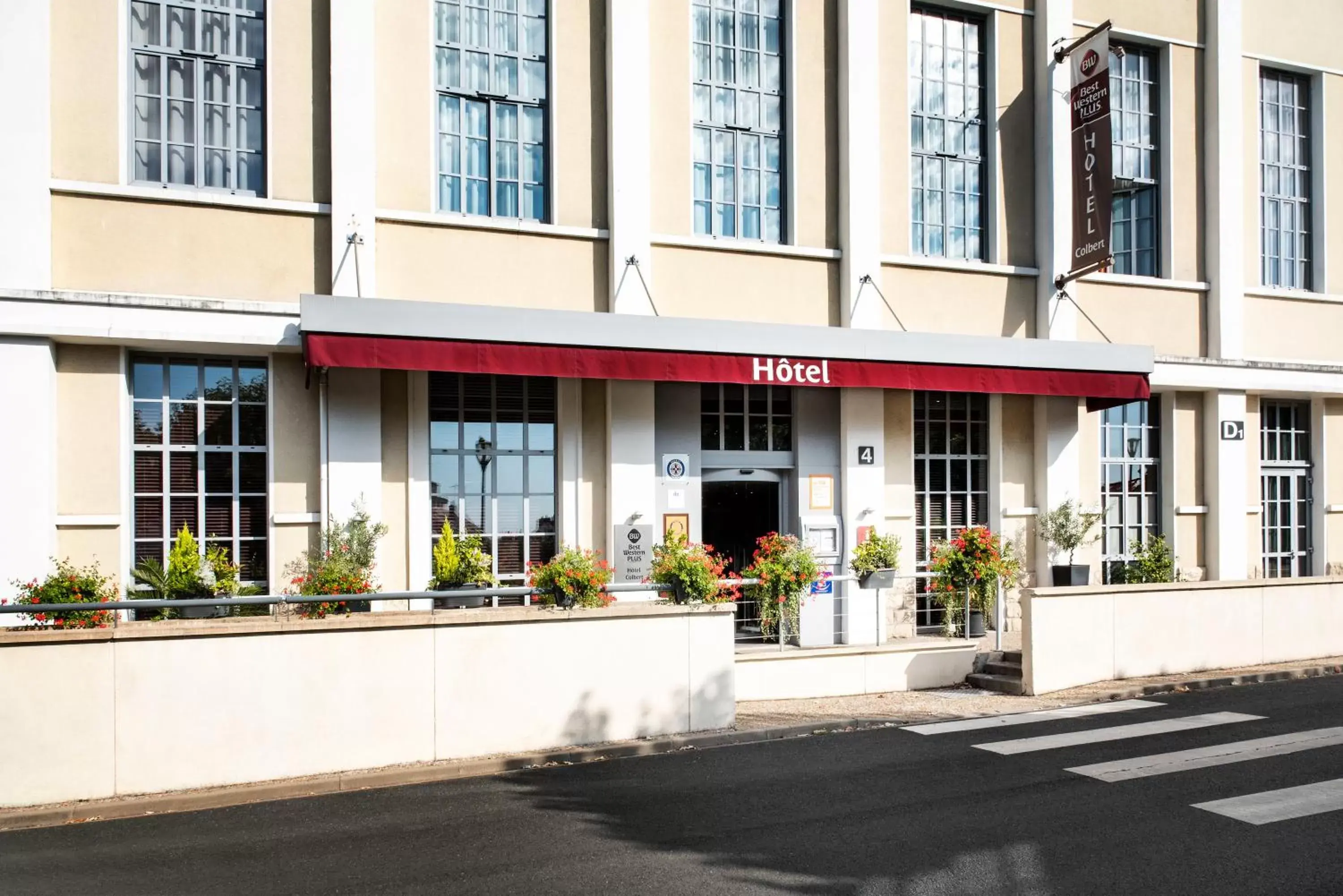 Property building in Best Western Plus Hôtel Colbert Property building in Best Western Plus Hôtel Colbert