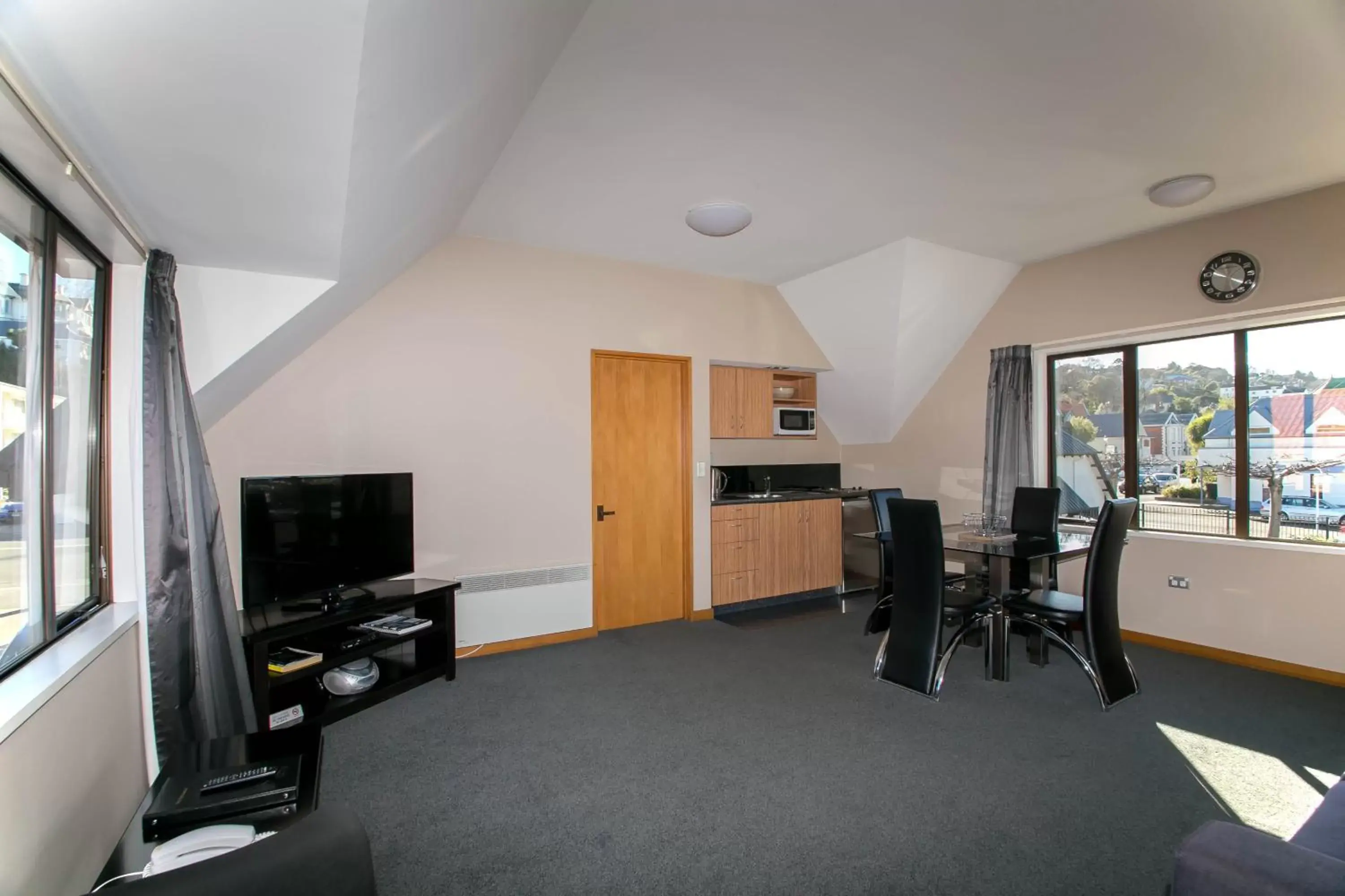 Photo of the whole room, TV/Entertainment Center in Allan Court Motel