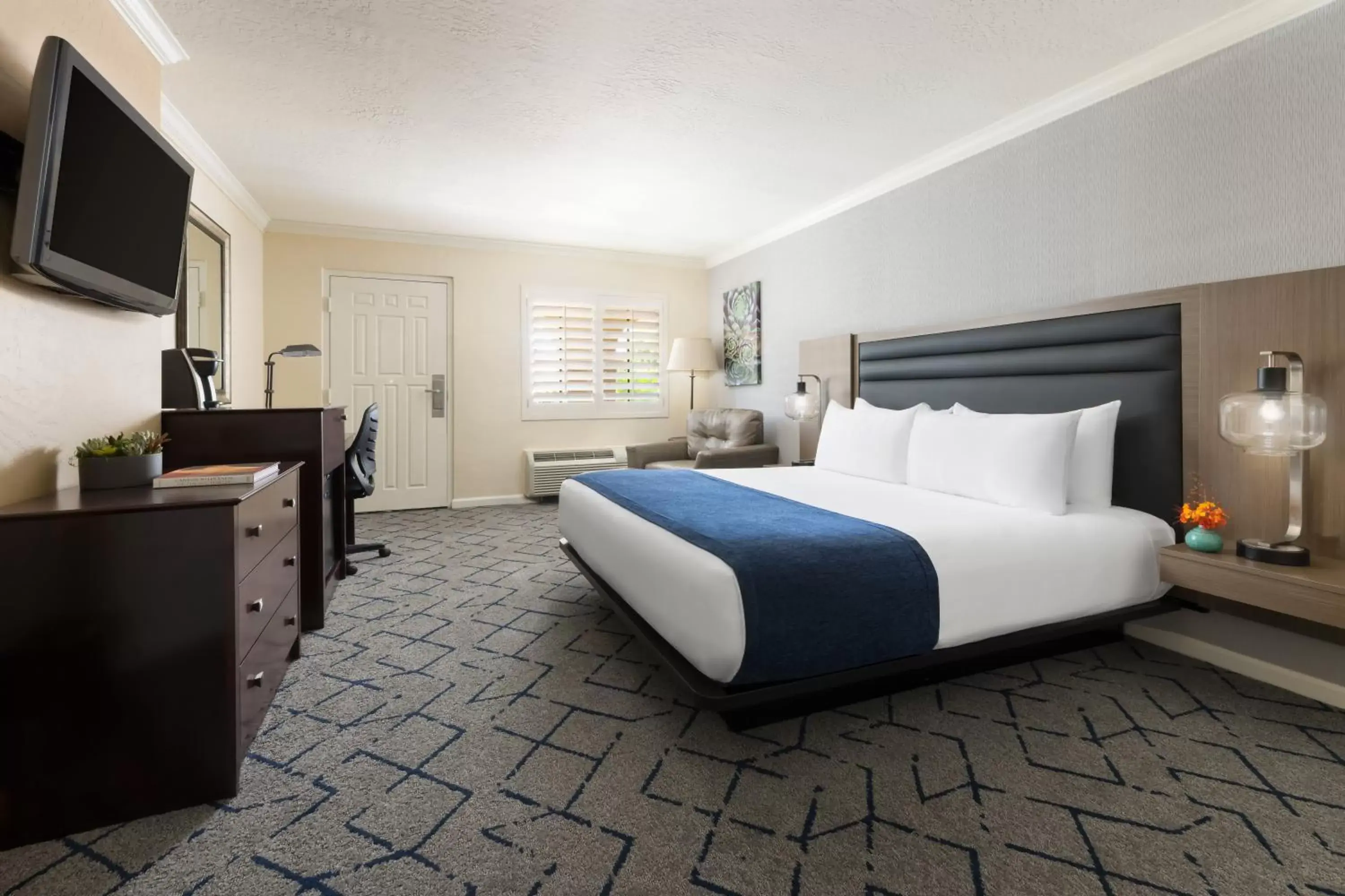 Bed in The Scottsdale Plaza Resort & Villas