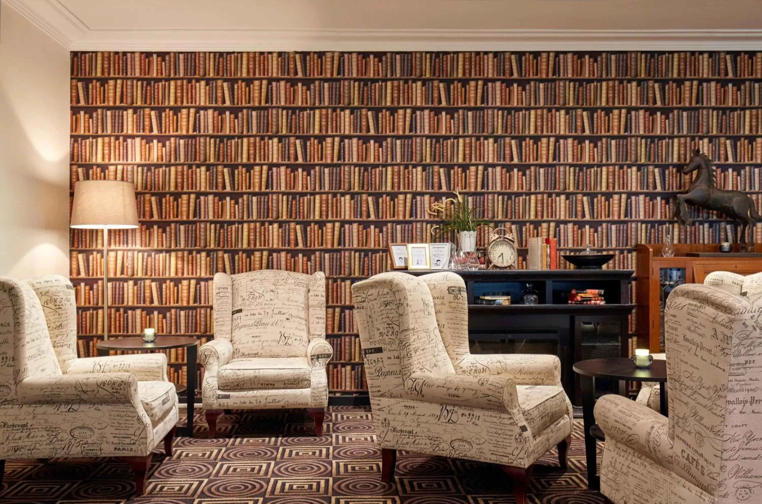 Lounge or bar, Seating Area in Holiday Inn Warwick Farm, an IHG Hotel