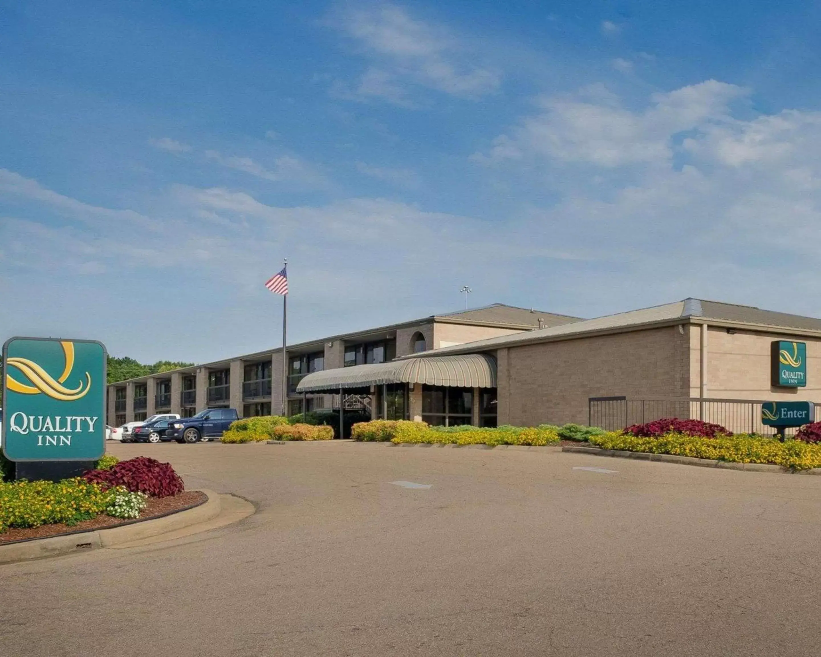 Property building in Quality Inn Columbus, MS Property building in Quality Inn Columbus, MS