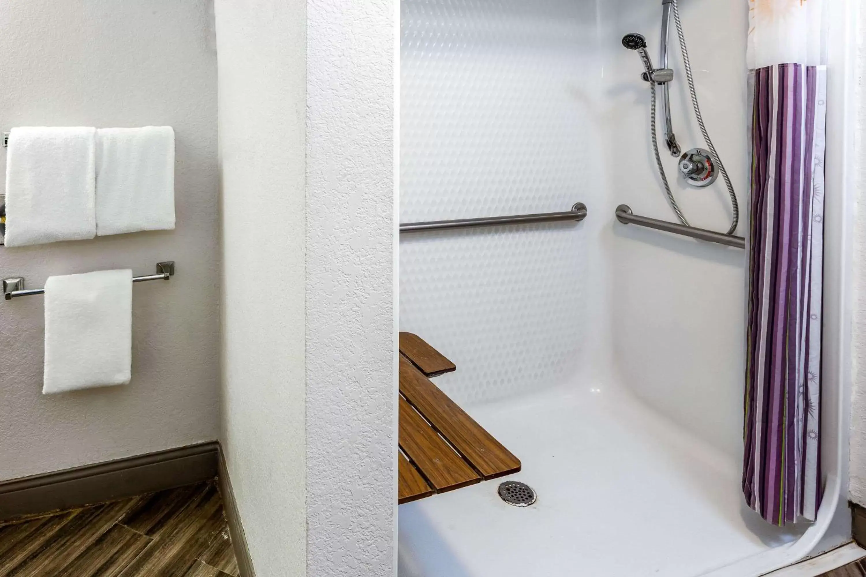 Shower, Bathroom in La Quinta Inn by Wyndham Laredo I-35