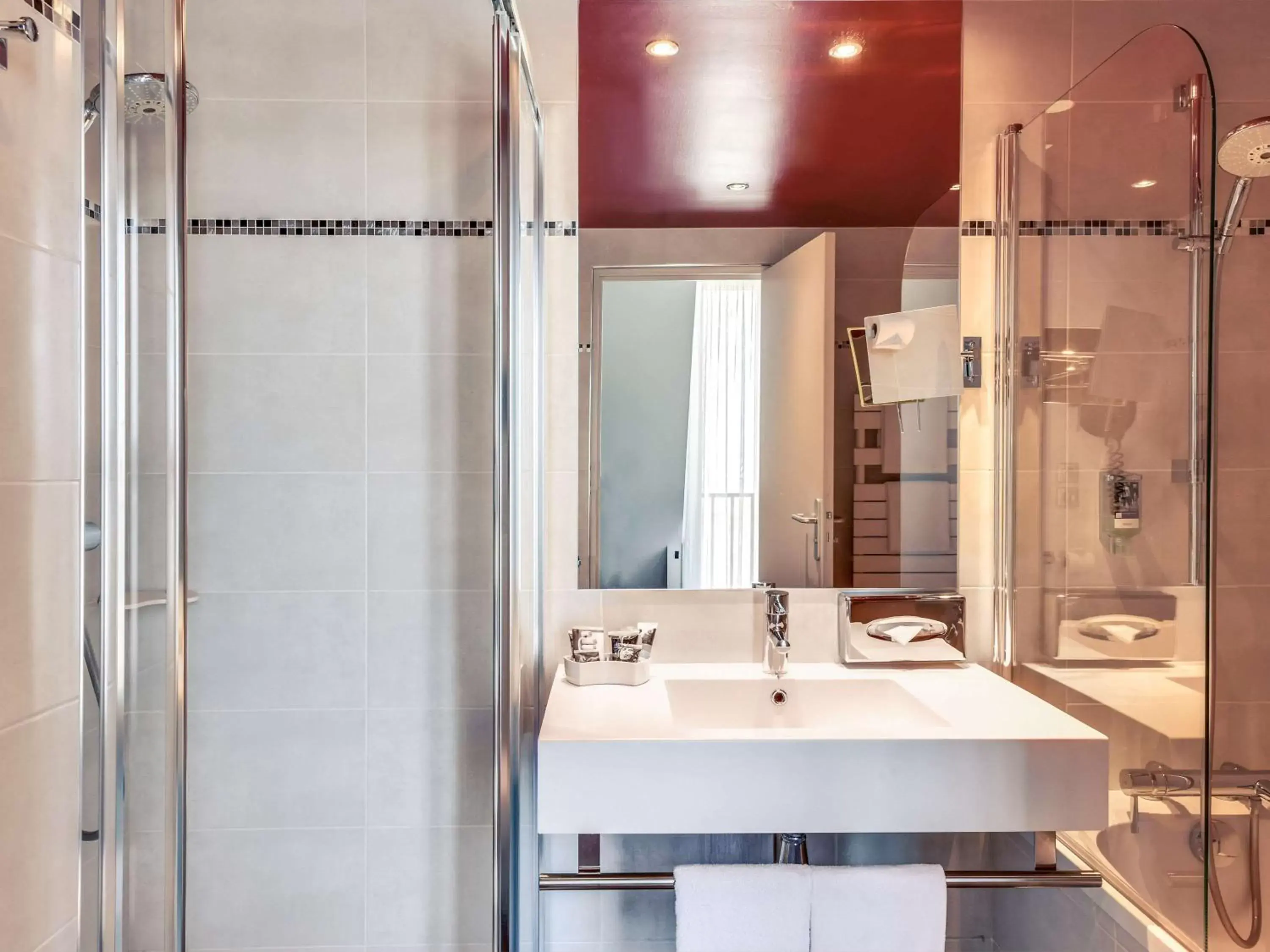 Photo of the whole room, Bathroom in Mercure Paris Bastille Marais