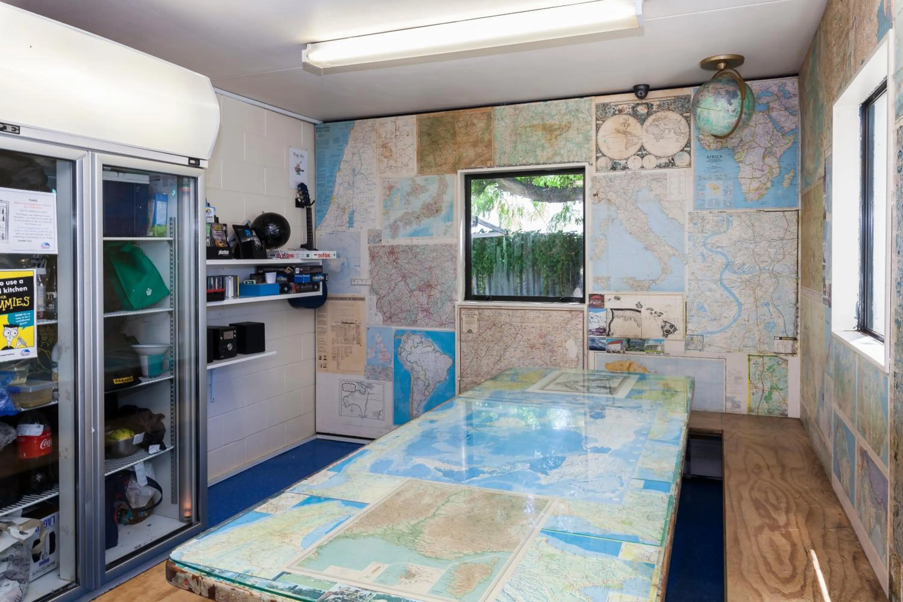 Dining area, Bed in Around The World Backpackers