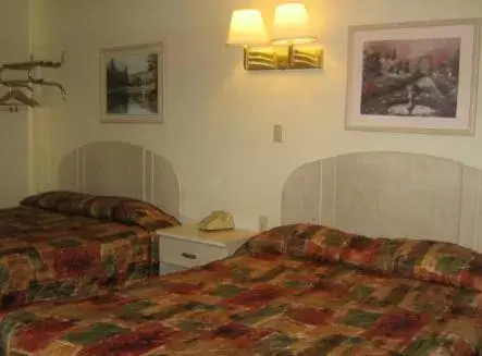 Bed in Americas Stay Inn-Leavenworth