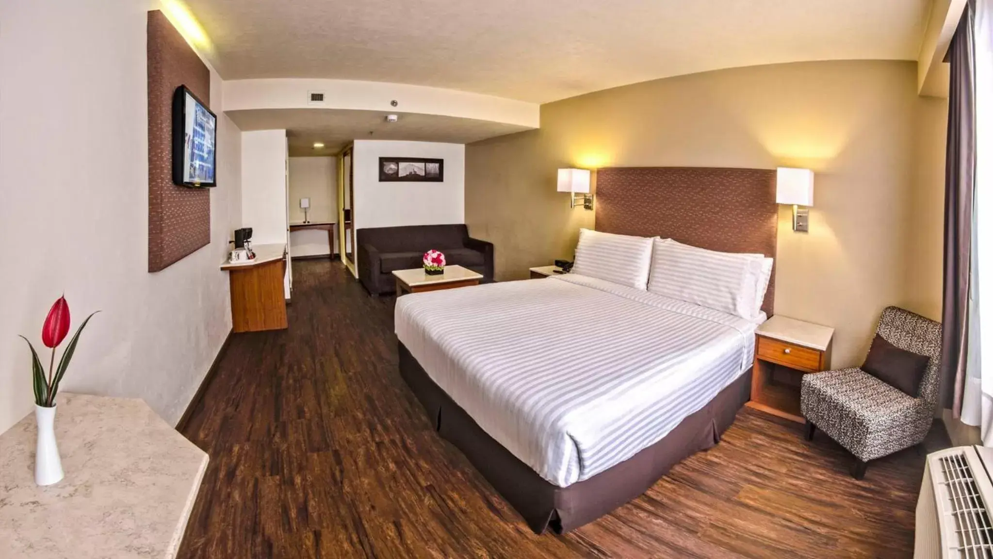 Bathroom, Bed in Holiday Inn Orizaba, an IHG Hotel
