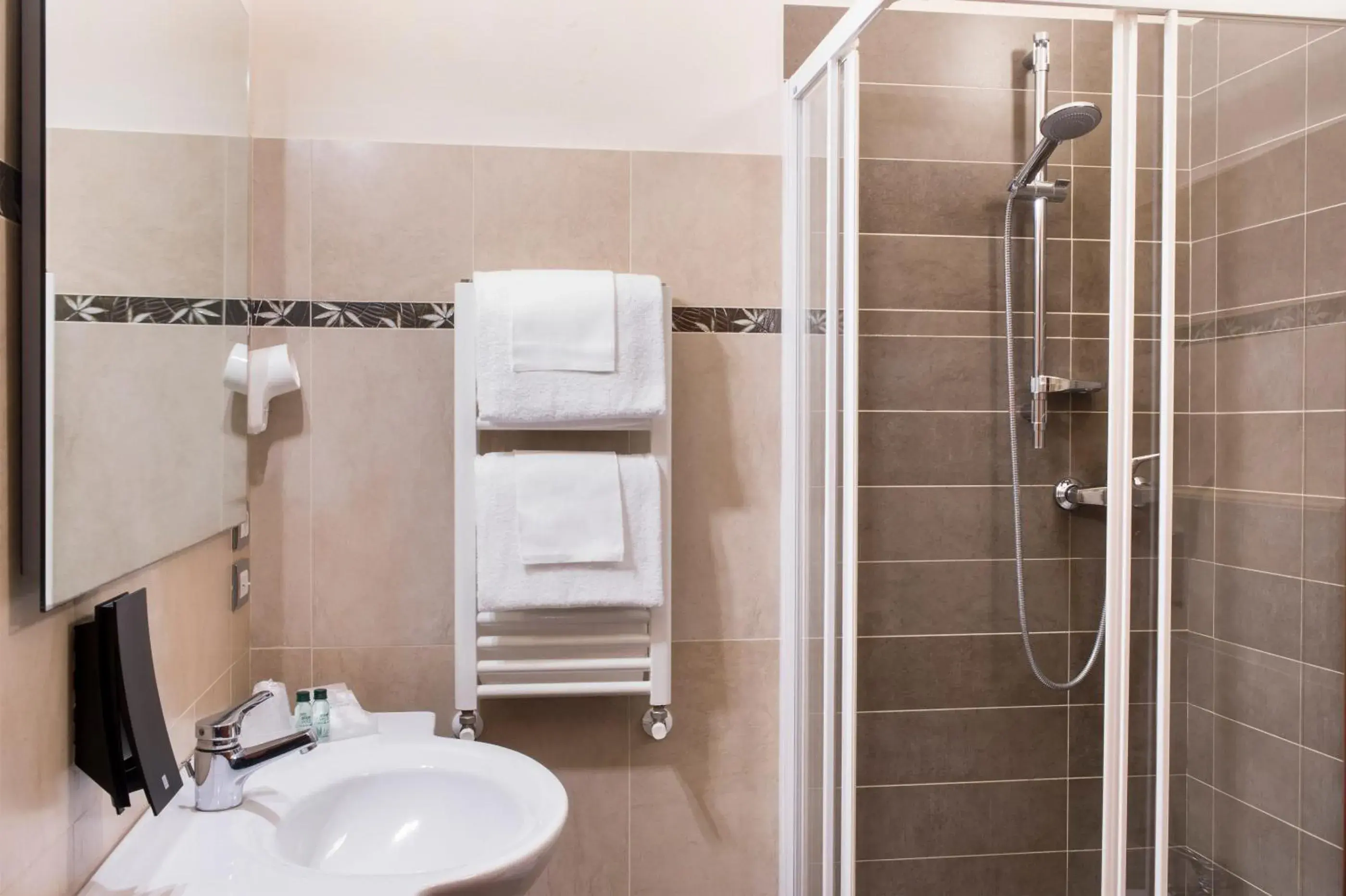 Shower, Bathroom in Leon Bianco