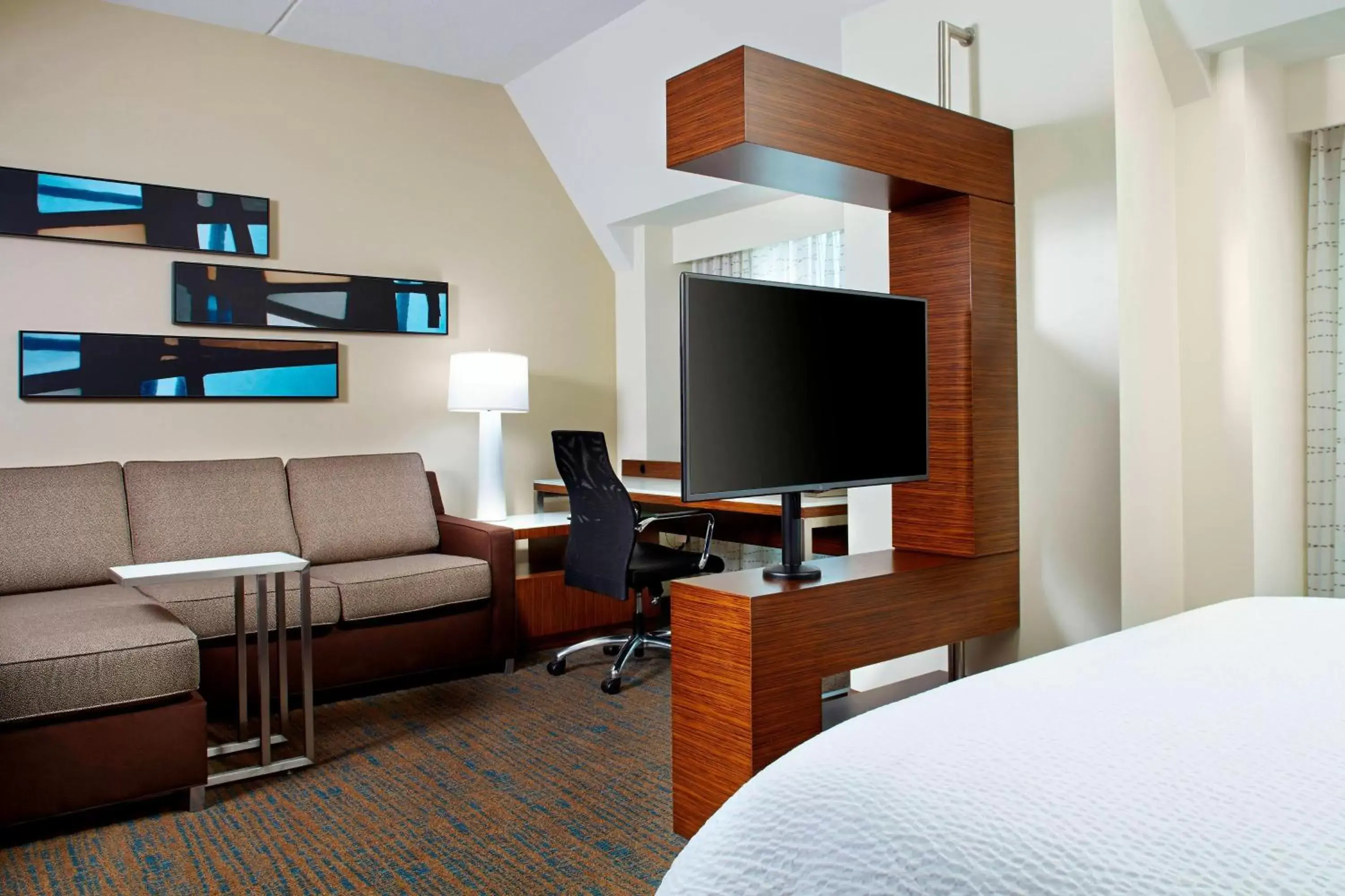 Living room, TV/Entertainment Center in Residence Inn by Marriott Durham Duke University Medical Center Area