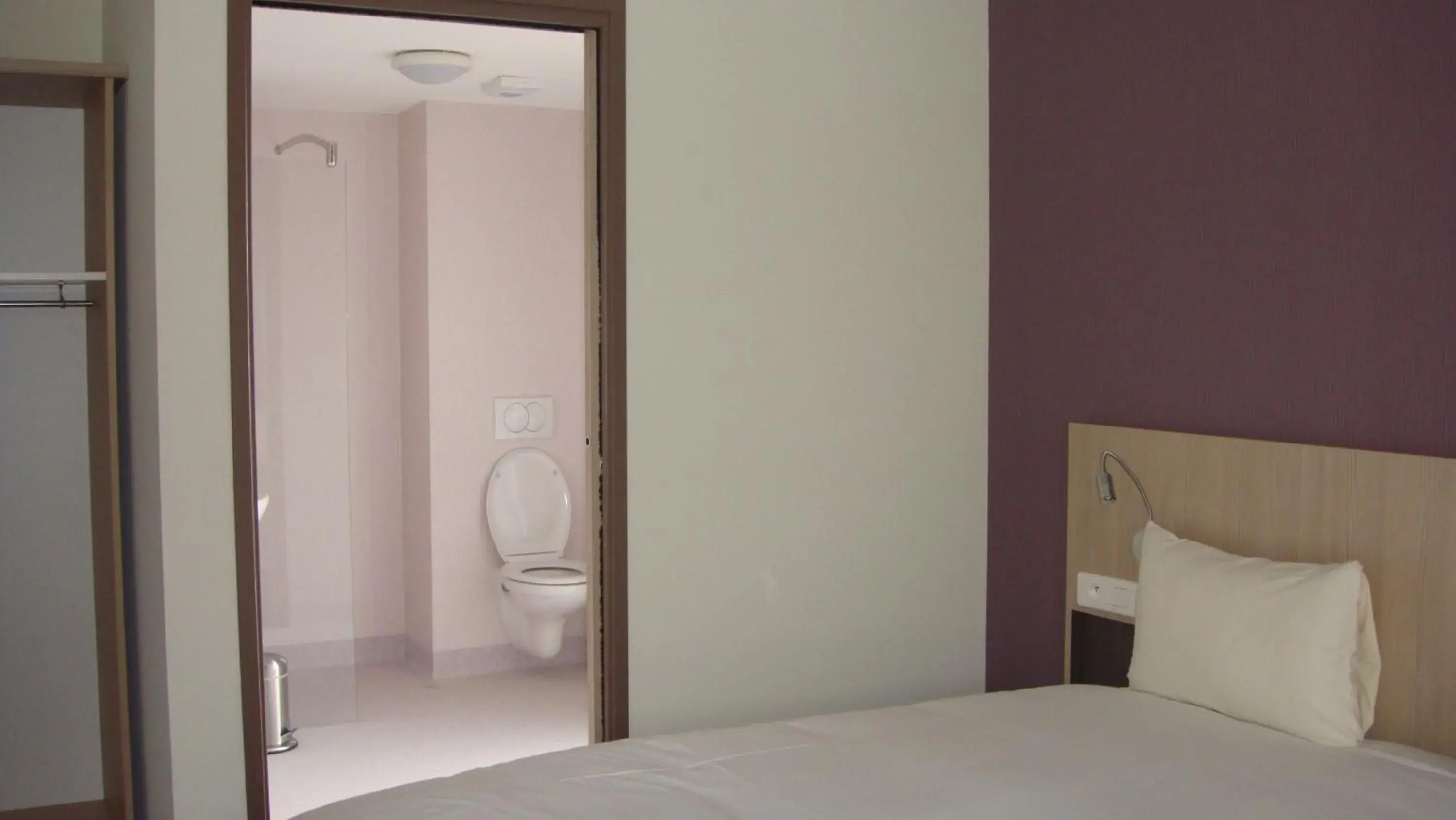 Bed in The Originals Access, Hôtel Cholet Gare Bed in The Originals Access, Hôtel Cholet Gare