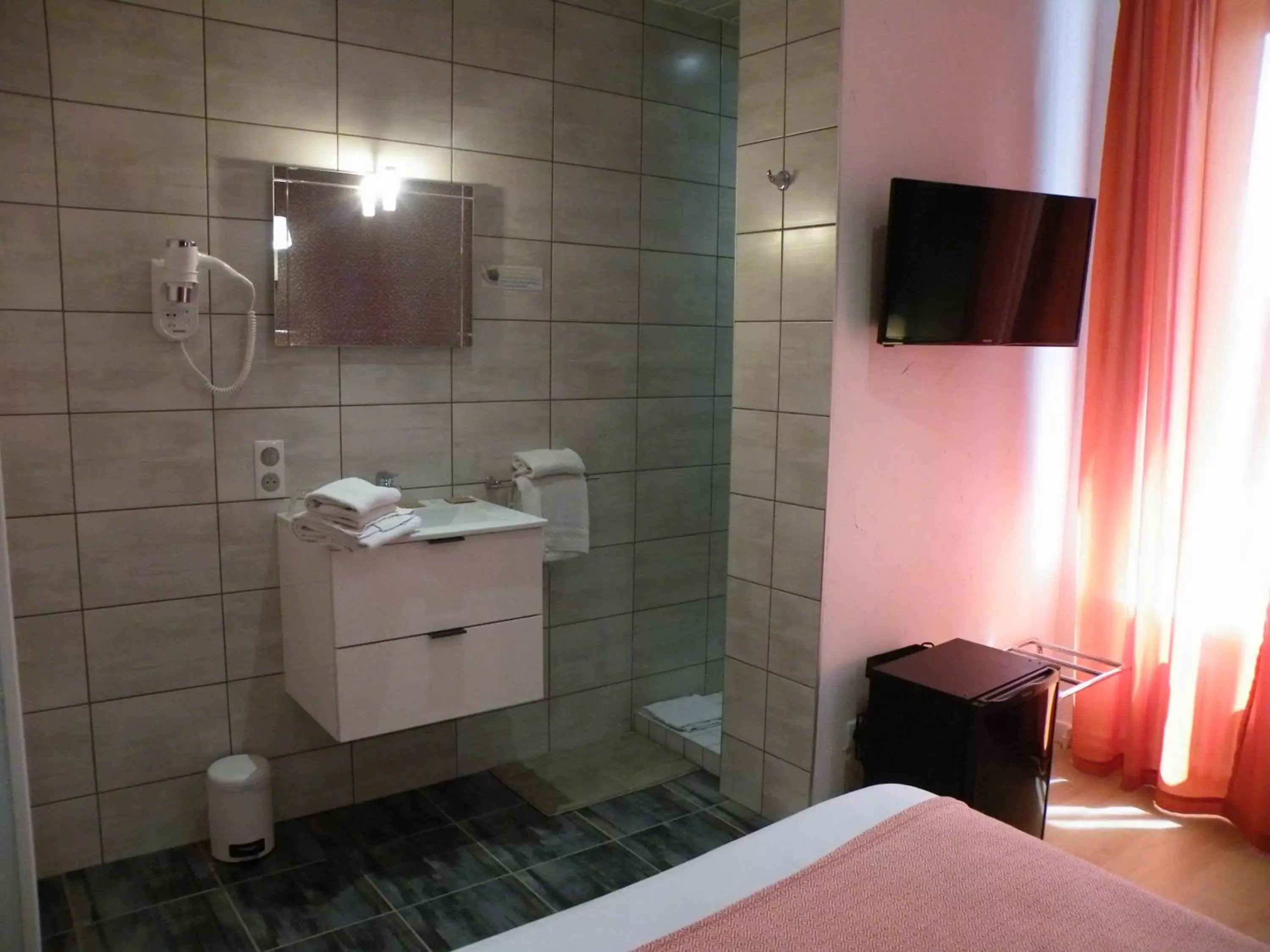 Bathroom in Brit Hotel Roanne - Le Grand Hôtel