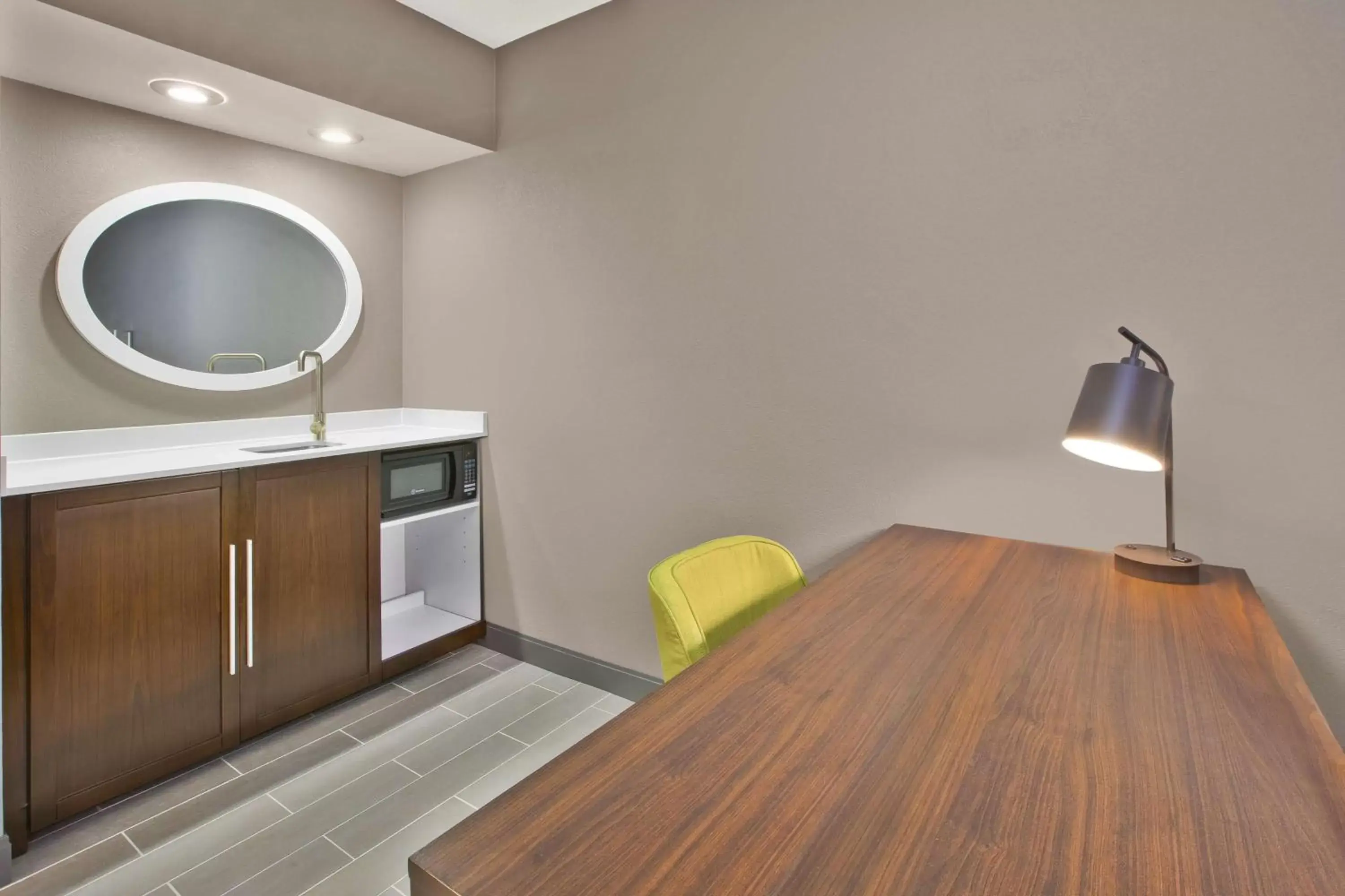 Bedroom, Kitchen/Kitchenette in Hampton Inn & Suites Springboro