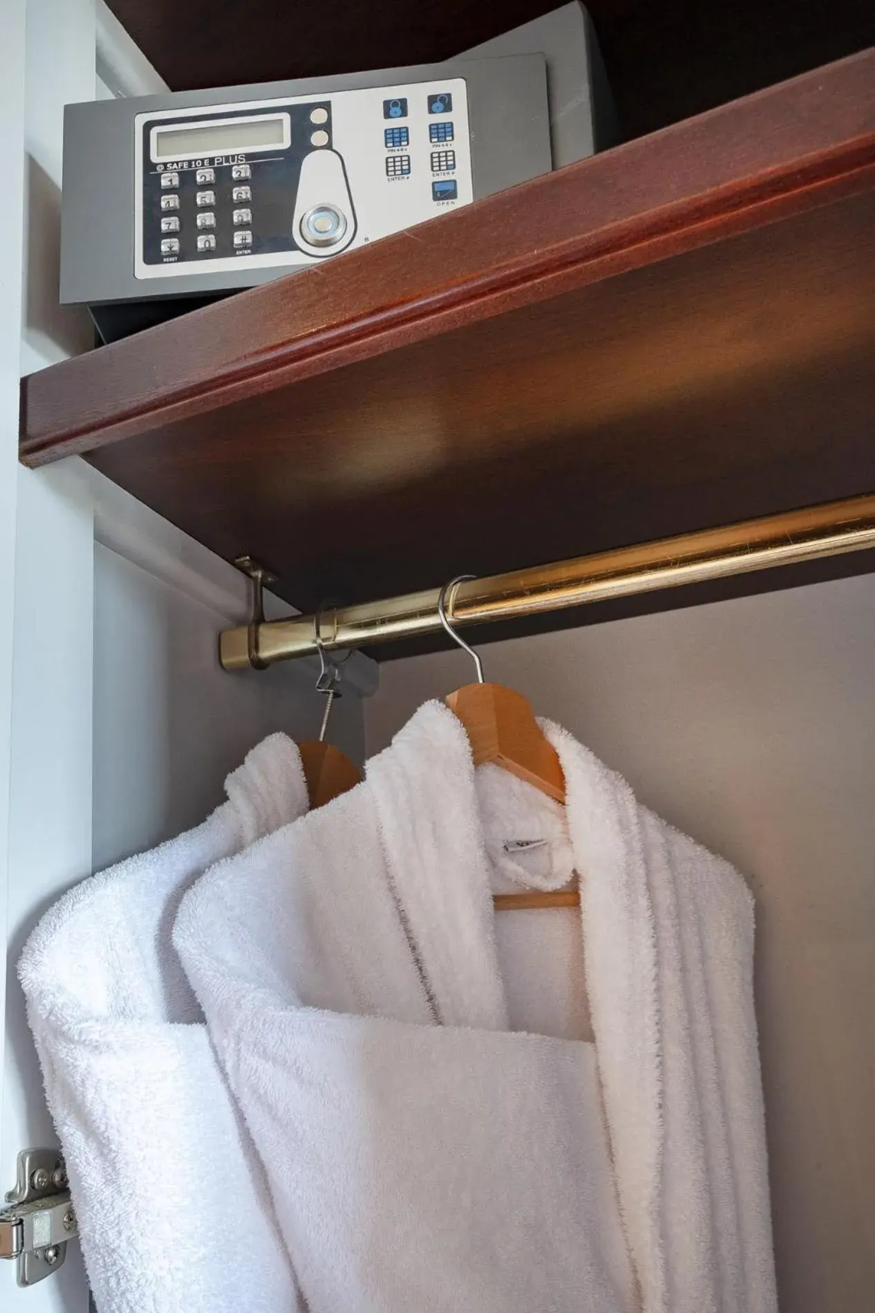 Shower, Bed in Servotel Saint-Vincent Shower, Bed in Servotel Saint-Vincent