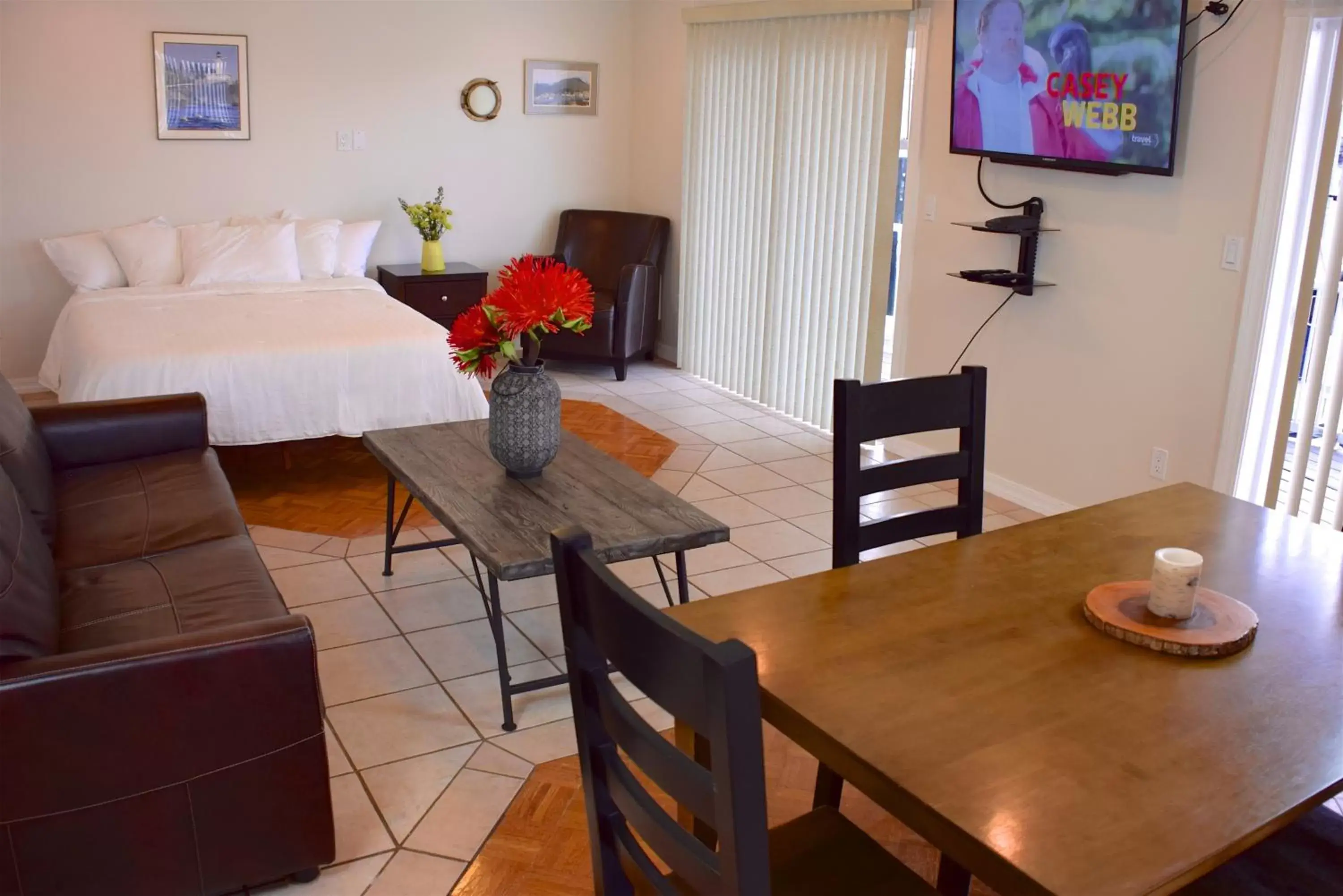 Dining Area in Longliner Lodge and Suites