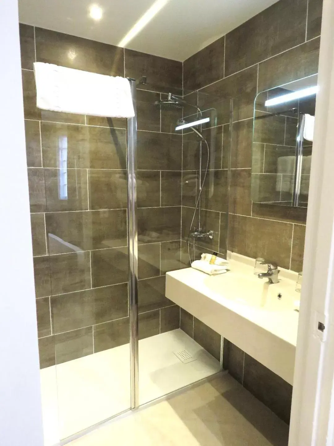Shower, Bathroom in L'Hotel De L'Esperance