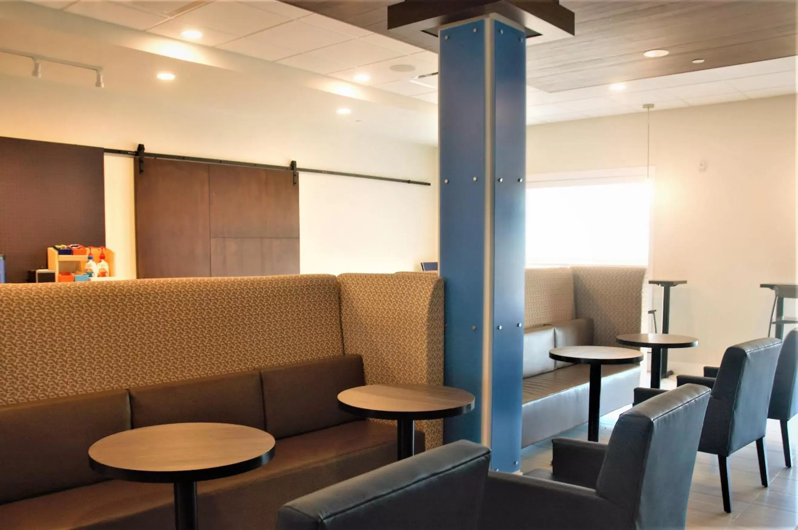 Lounge/Bar in Holiday Inn Express & Suites - Edmonton SW – Windermere, an IHG Hotel