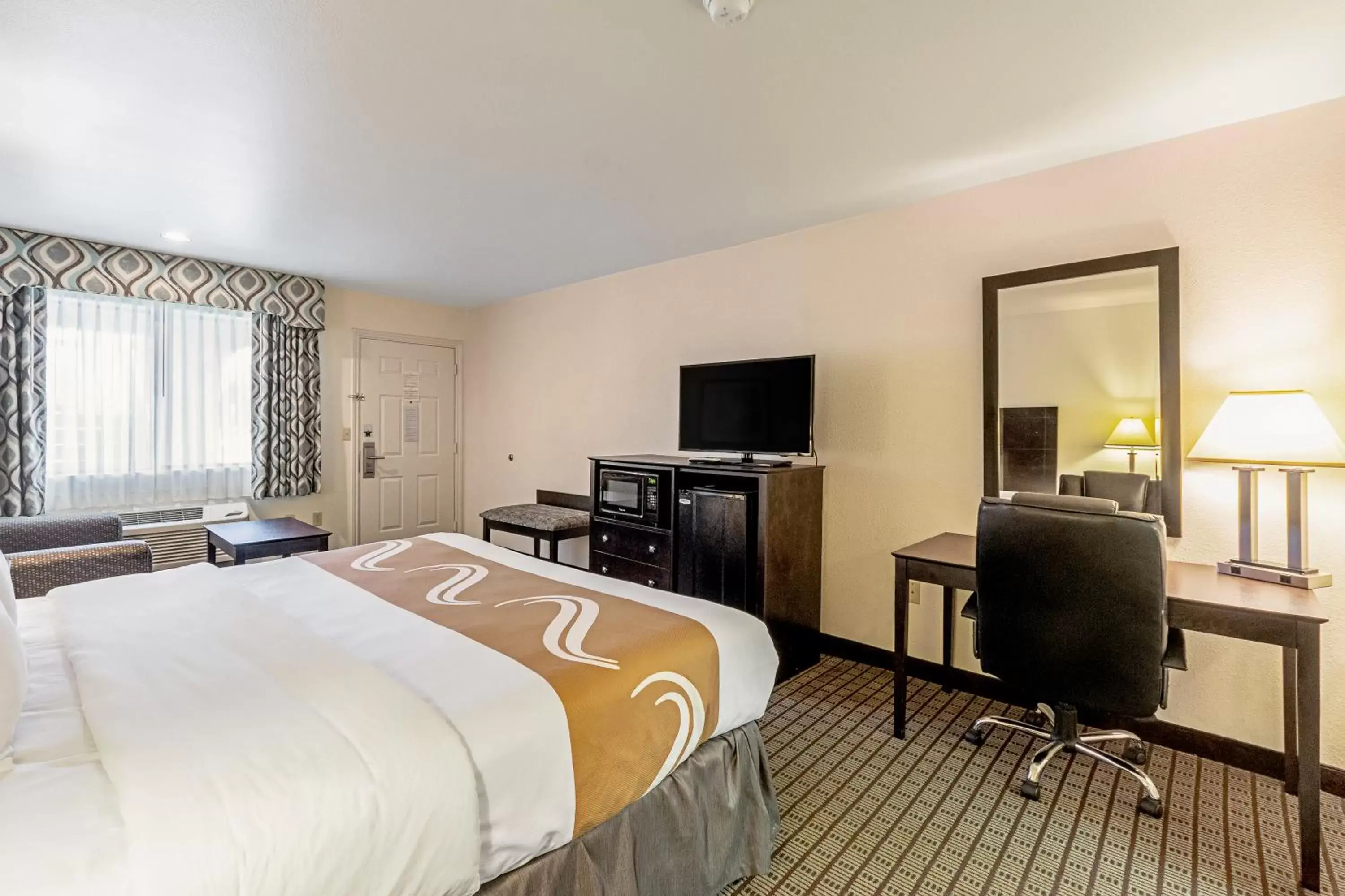 Bedroom, TV/Entertainment Center in Quality Inn