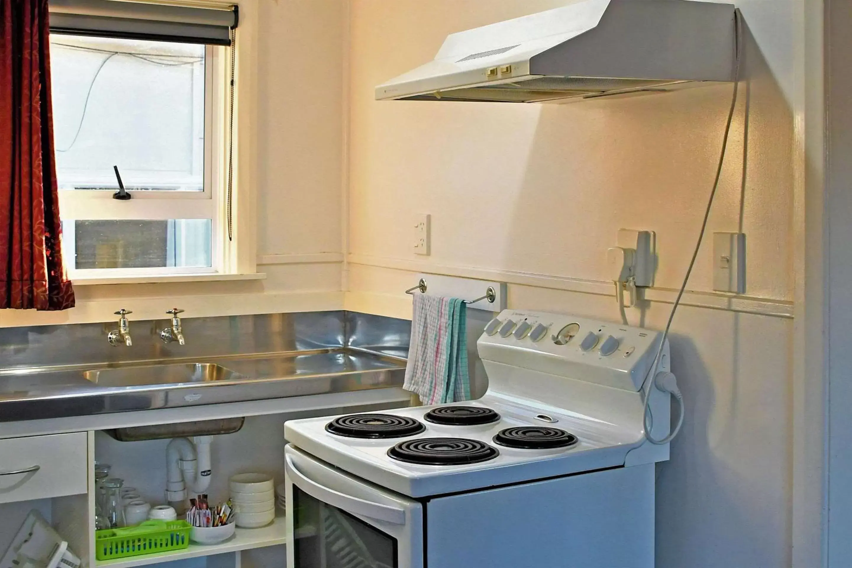 Photo of the whole room, Kitchen/Kitchenette in Comfort Inn Westshore Beach