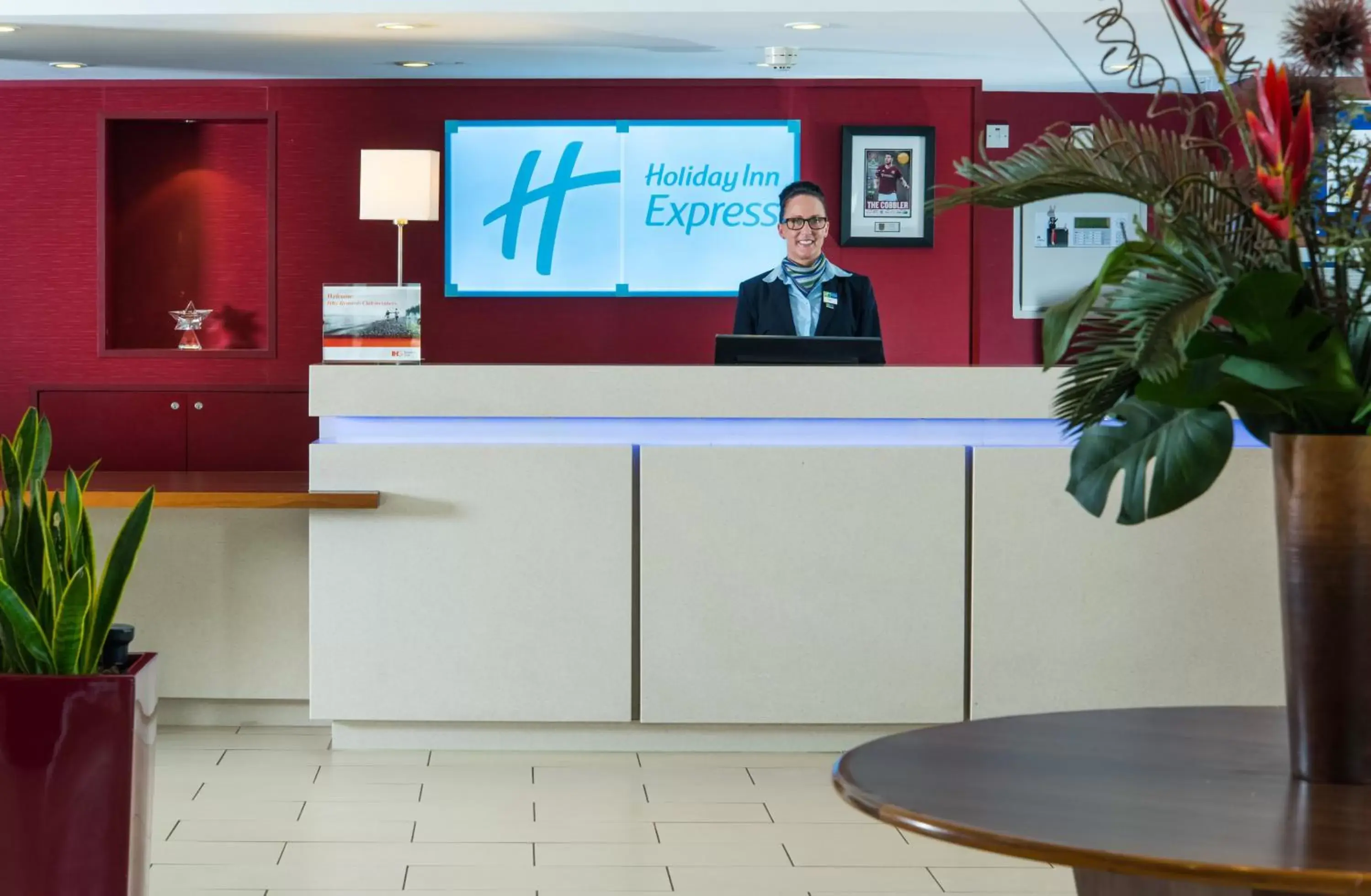 Lobby or reception in Holiday Inn Express Northampton - South, an IHG Hotel