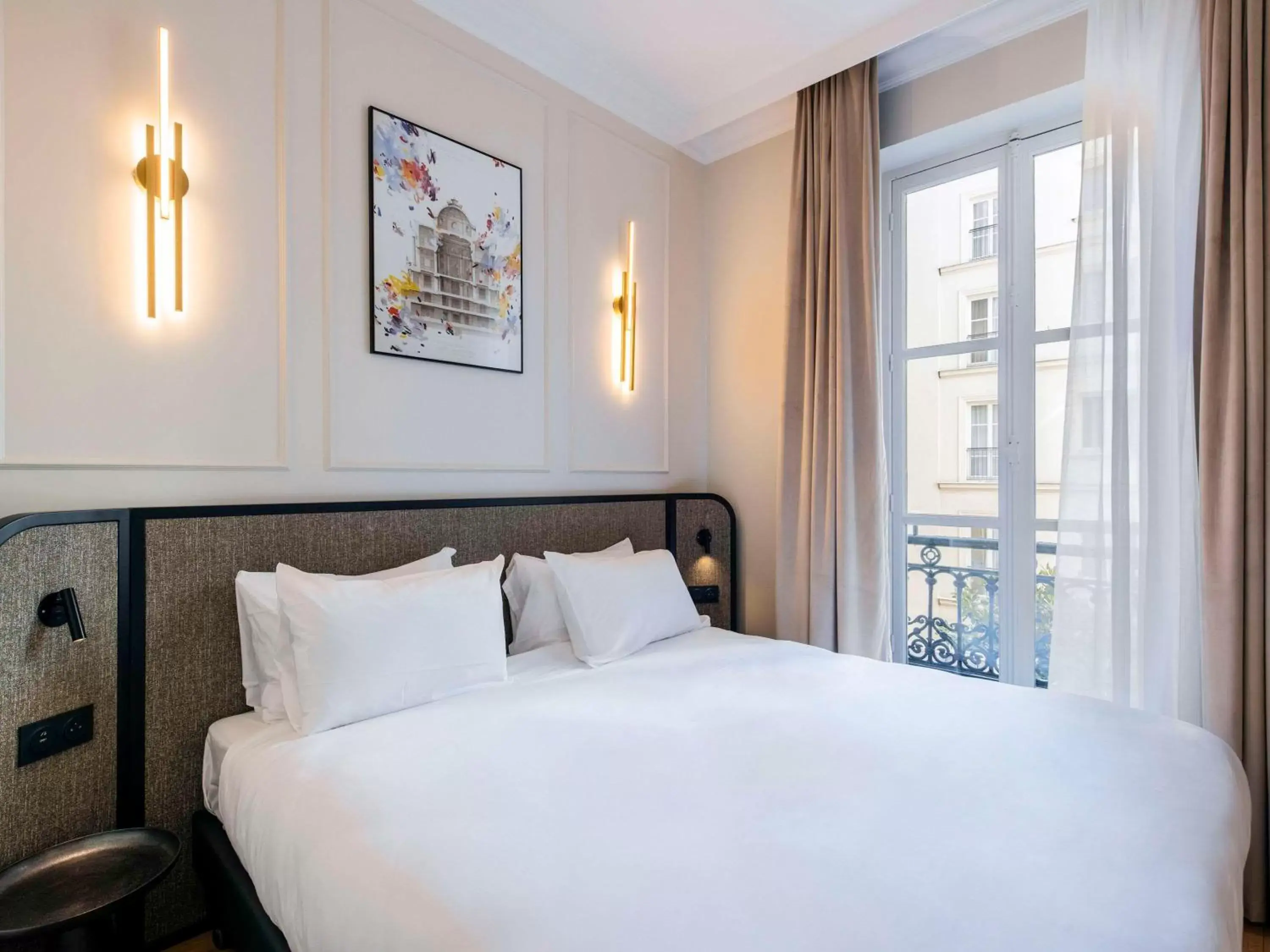 Bedroom, Bed in Aparthotel Adagio Paris Opéra