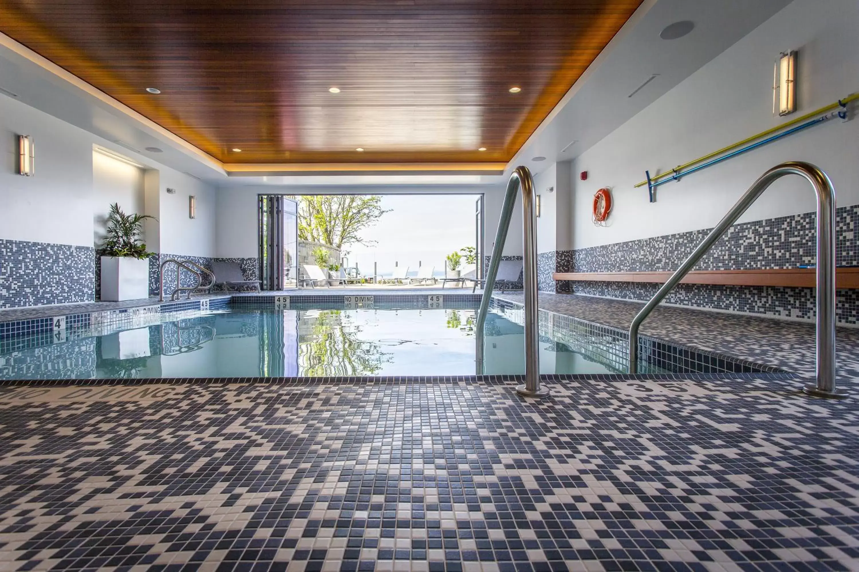 Swimming pool in Qualicum Beach Inn