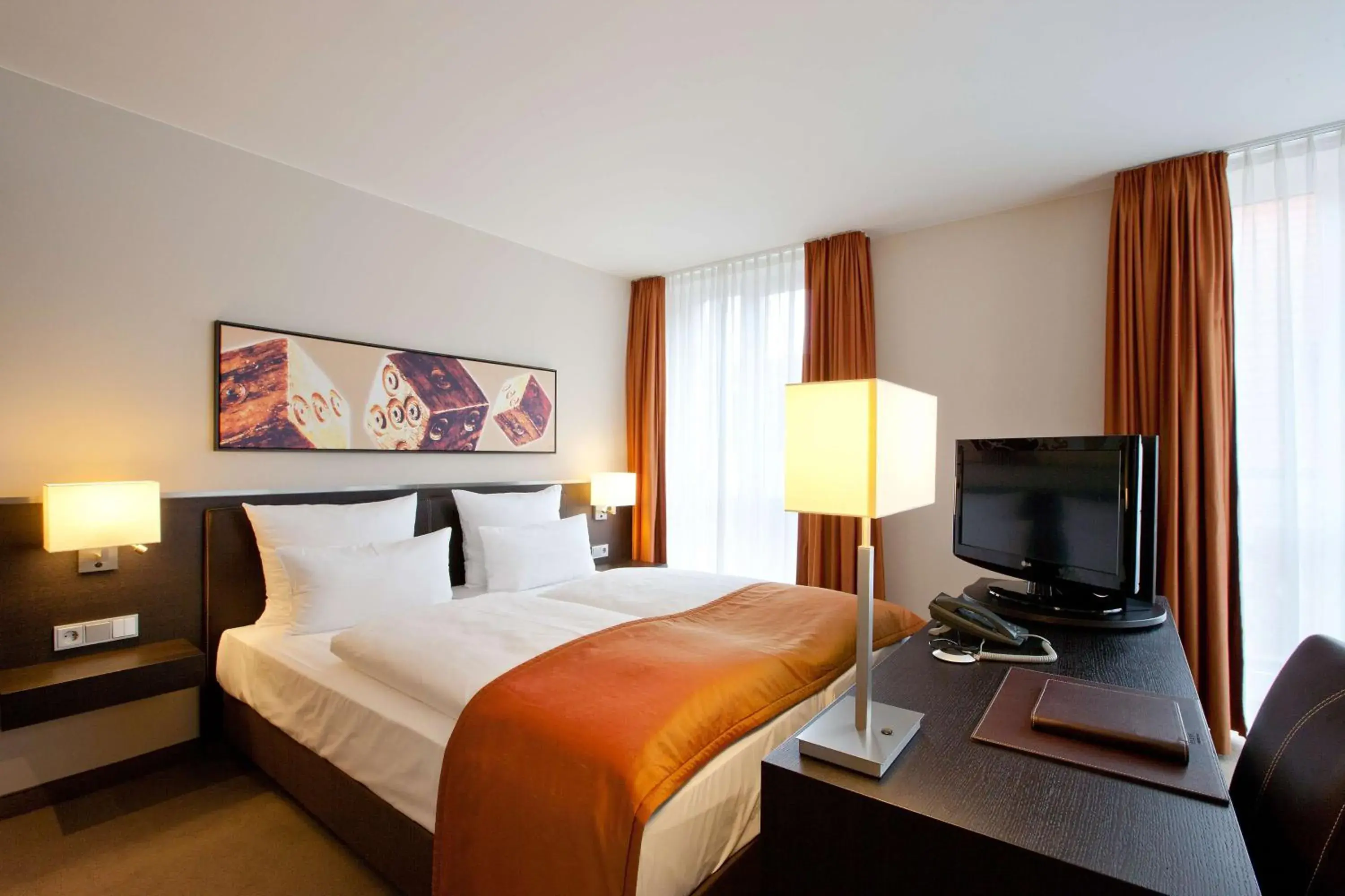 Bedroom, TV/Entertainment Center in Atlantic Grand Hotel Bremen