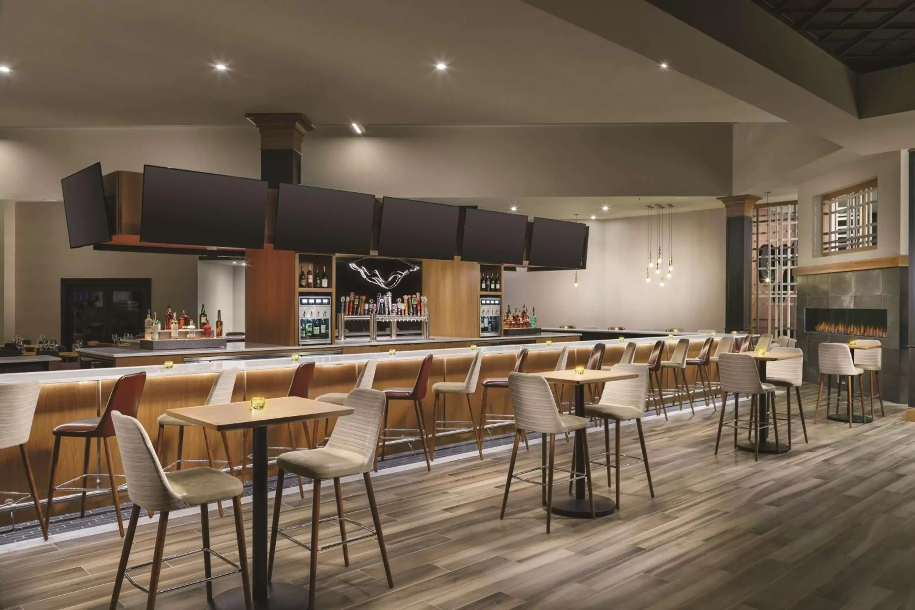 Lounge or bar, Restaurant/Places to Eat in DoubleTree by Hilton Colorado Springs