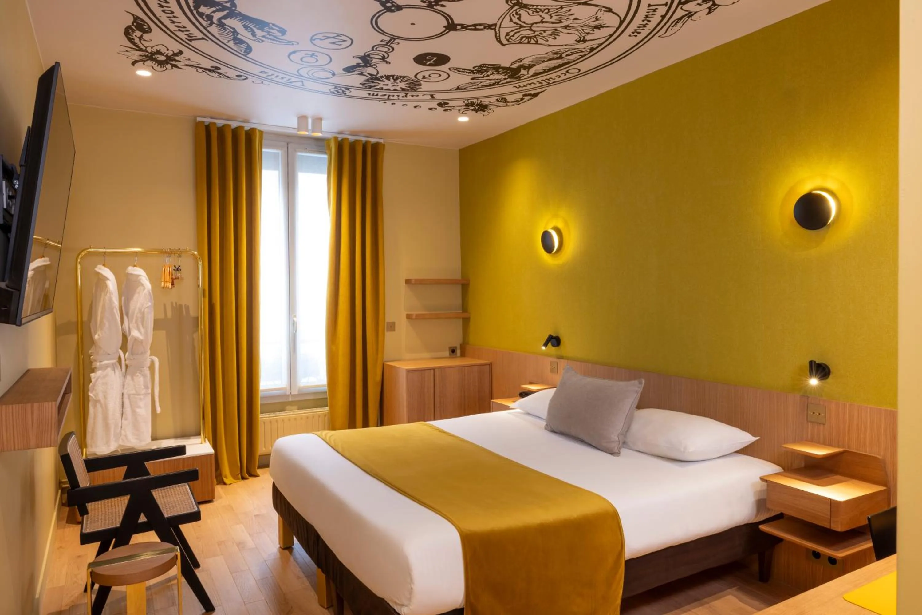 Bedroom, Bed in Hôtel Elixir