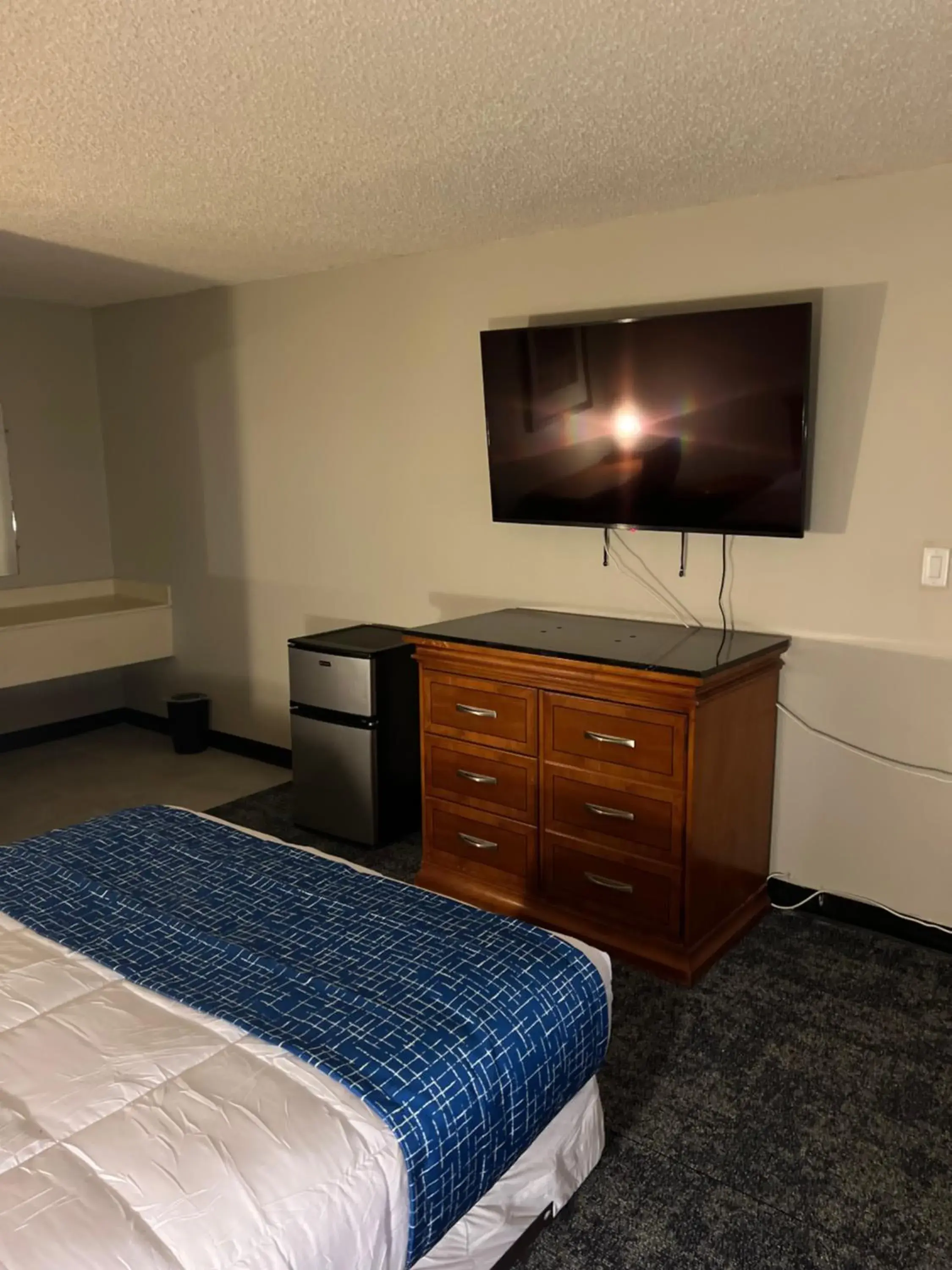 TV and multimedia, TV/Entertainment Center in Travelodge by Wyndham Lincoln Northeast